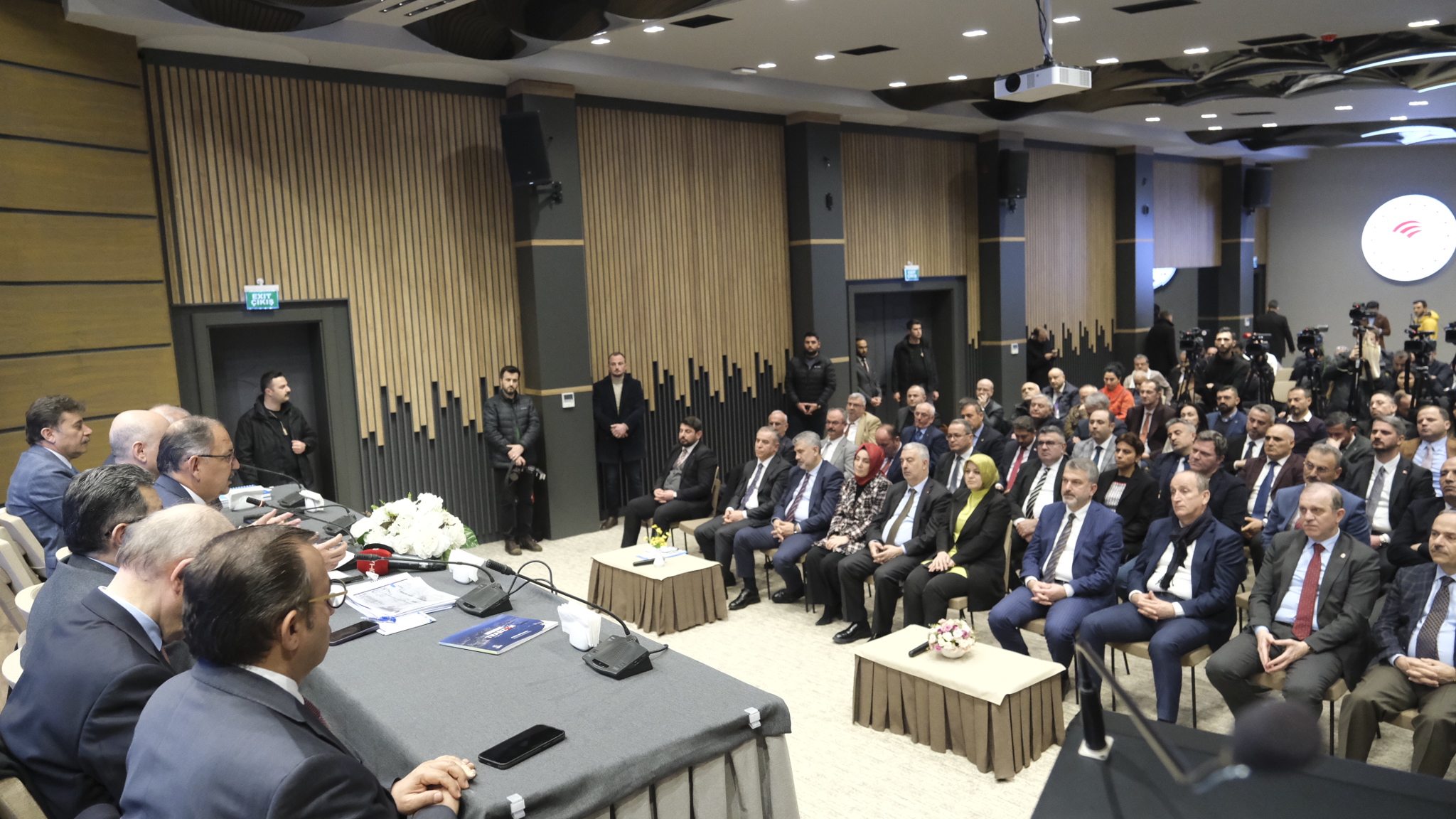 ÇEVRE, ŞEHİRCİLİK VE İKLİM DEĞİŞİKLİĞİ BAKANI MEHMET ÖZHASEKİ, TRABZON’DA MÜTEAHHİTLERE SESLENDİ: “İNŞAATLARIMIZI SIFIR TOLERANSLA YAPALIM”