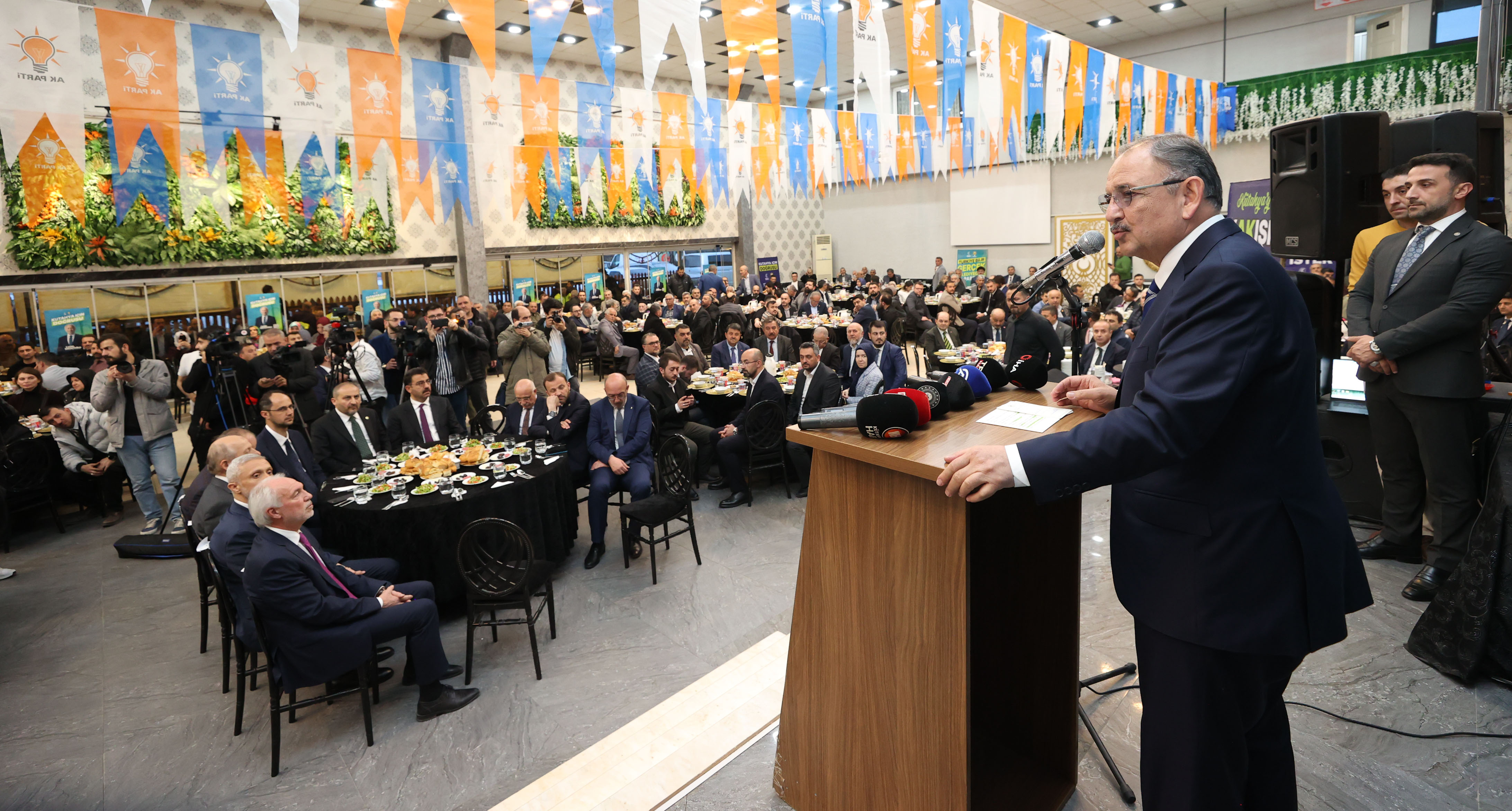 ÇEVRE, ŞEHİRCİLİK VE İKLİM DEĞİŞİKLİĞİ BAKANI MEHMET ÖZHASEKİ KÜTAHYA’DA MUHALEFETİN BELEDİYECİLİK ANLAYIŞINI ELEŞTİRDİ: “ALGI BELEDİYECİLİĞİNİN BAŞINI İSTANBUL BÜYÜKŞEHİR BELEDİYE BAŞKANI ÇEKİYOR”