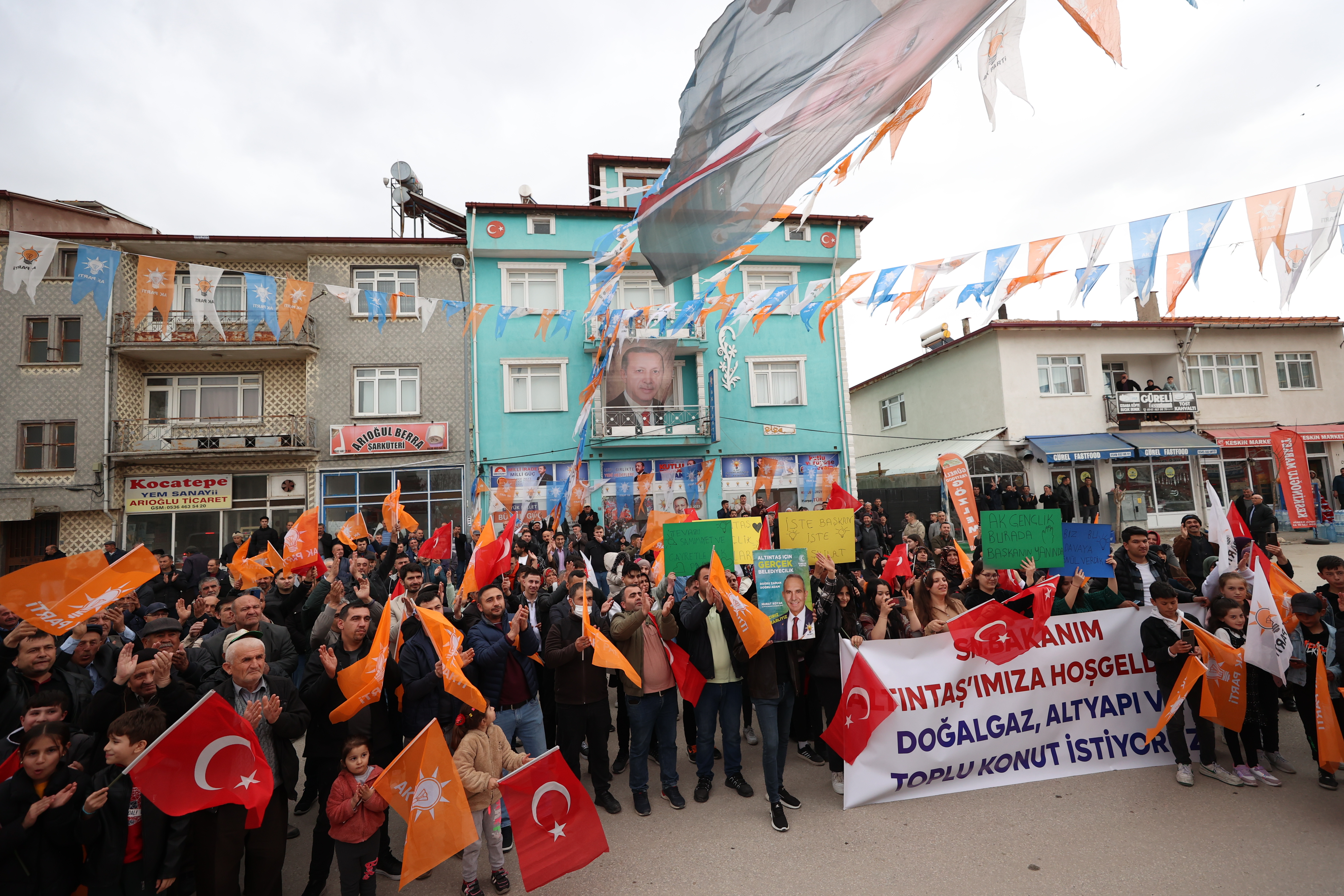 ÇEVRE, ŞEHİRCİLİK VE İKLİM DEĞİŞİKLİĞİ BAKANI MEHMET ÖZHASEKİ KÜTAHYA’DA MUHALEFETİN BELEDİYECİLİK ANLAYIŞINI ELEŞTİRDİ: “ALGI BELEDİYECİLİĞİNİN BAŞINI İSTANBUL BÜYÜKŞEHİR BELEDİYE BAŞKANI ÇEKİYOR”