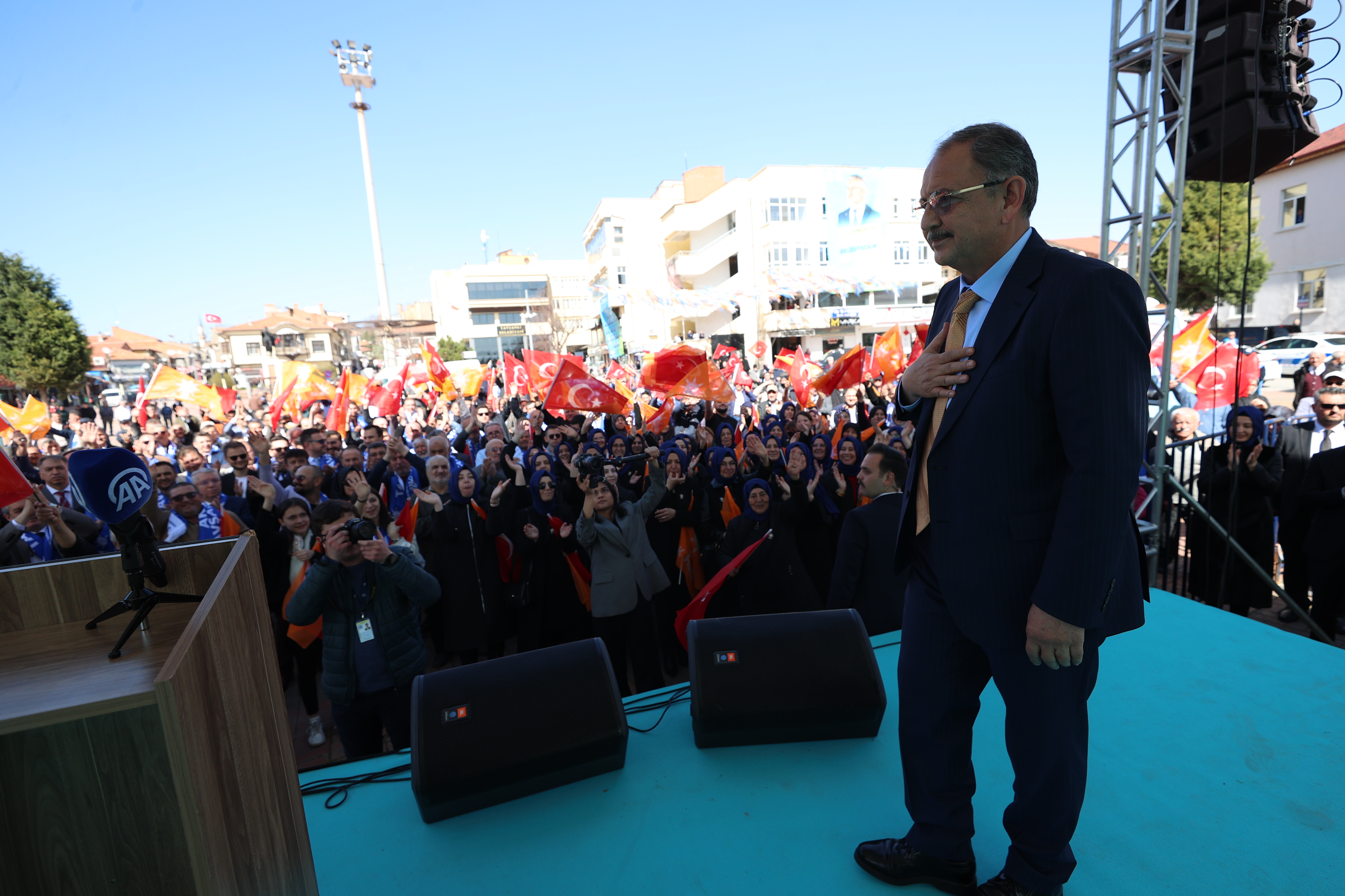 ÇEVRE, ŞEHİRCİLİK VE İKLİM DEĞİŞİKLİĞİ BAKANI MEHMET ÖZHASEKİ KENTSEL DÖNÜŞÜM ÇAĞRISINI YİNELEDİ: “KENTSEL DÖNÜŞÜM YAPMAK İSTİYORLARSA BAKANLIĞIN BÜTÜN İMKANLARI SONUNA KADAR AÇIK”