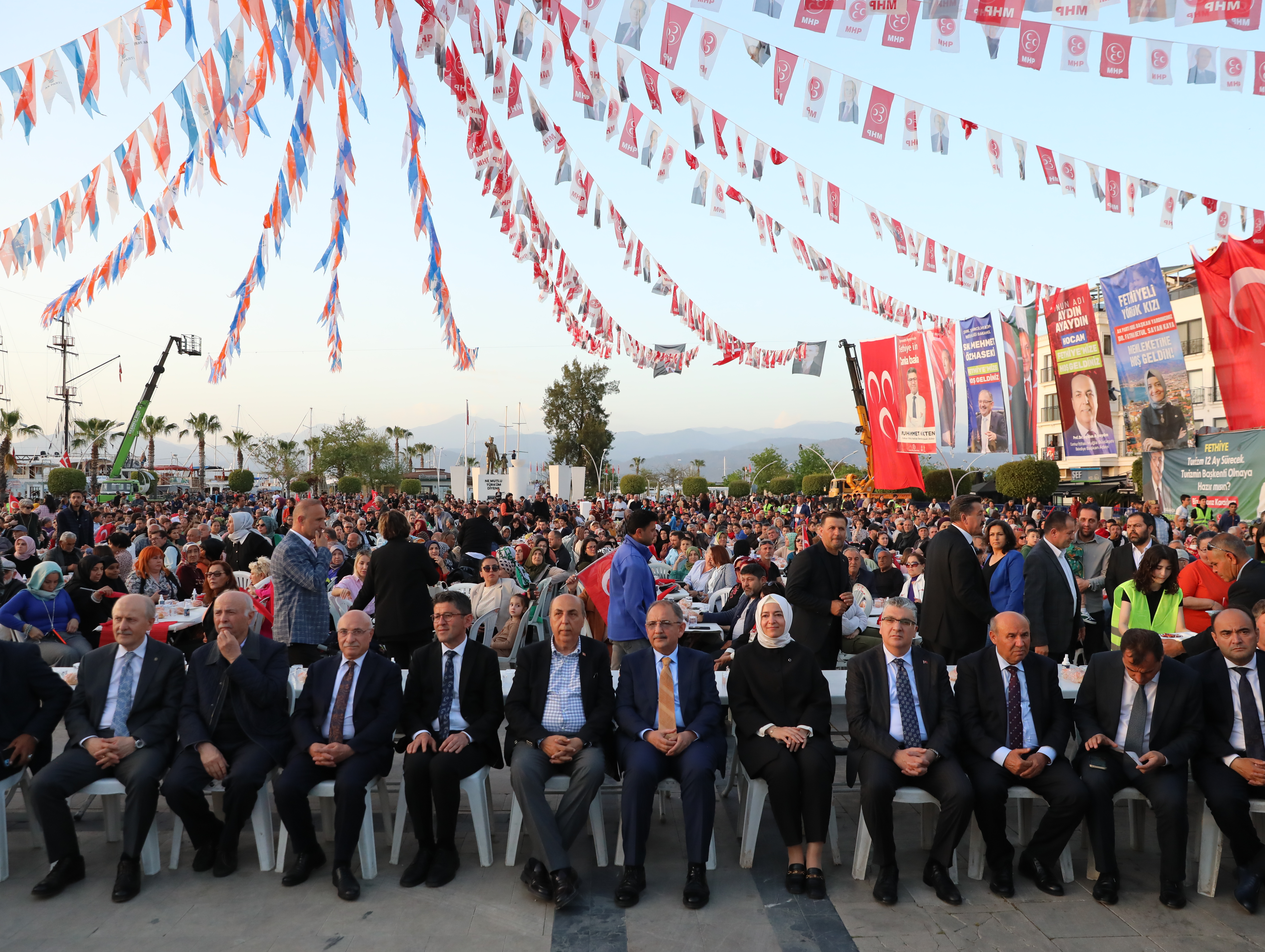 ÇEVRE, ŞEHİRCİLİK VE İKLİM DEĞİŞİKLİĞİ BAKANI MEHMET ÖZHASEKİ MUĞLA’DA VATANDAŞLARLA İFTARDA BİR ARAYA GELDİ BAKAN MEHMET ÖZHASEKİ: “GERÇEK BELEDİYECİLİĞİ BİZ YAPARIZ”