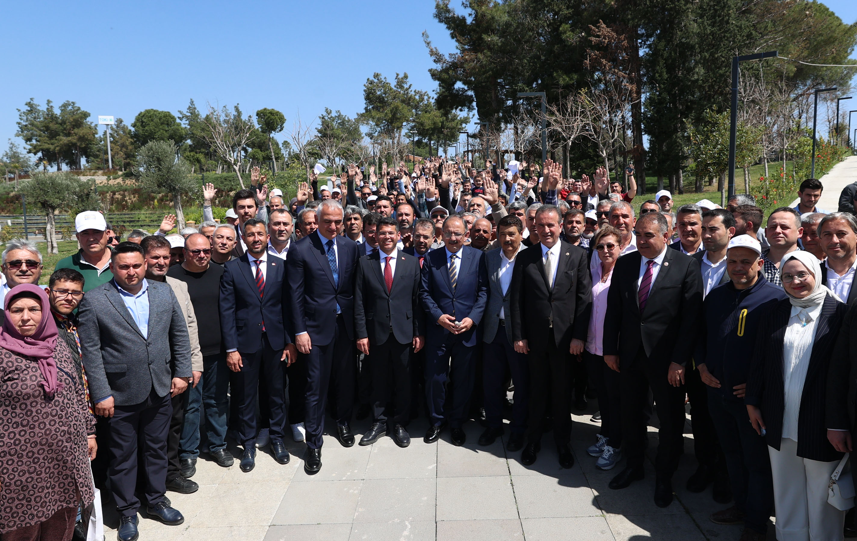 ÇEVRE, ŞEHİRCİLİK VE İKLİM DEĞİŞİKLİĞİ BAKANI MEHMET ÖZHASEKİ, ANTALYA’DA VATANDAŞLARLA BİR ARAYA GELDİ: “TÜRKİYE'NİN HER YERİNDE DE SÖYLEDİKLERİMİZİ İSPATLAYACAK ŞEKİLDE GAYRET ETTİK”