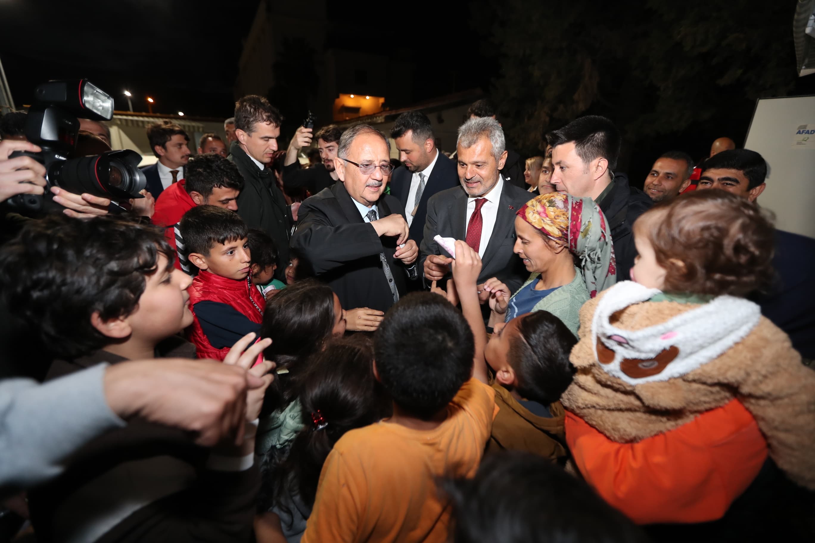 ÇEVRE, ŞEHİRCİLİK VE İKLİM DEĞİŞİKLİĞİ BAKANI ÖZHASEKİ, HATAY’DA DEPREMZEDE BAYRAKTAR AİLESİNİ ZİYARET ETTİ BAKAN ÖZHASEKİ, KENDİSİYLE TANIŞMAK İSTEYEN SUDE NAZ VE ELİF İLE SOHBET ETTİ