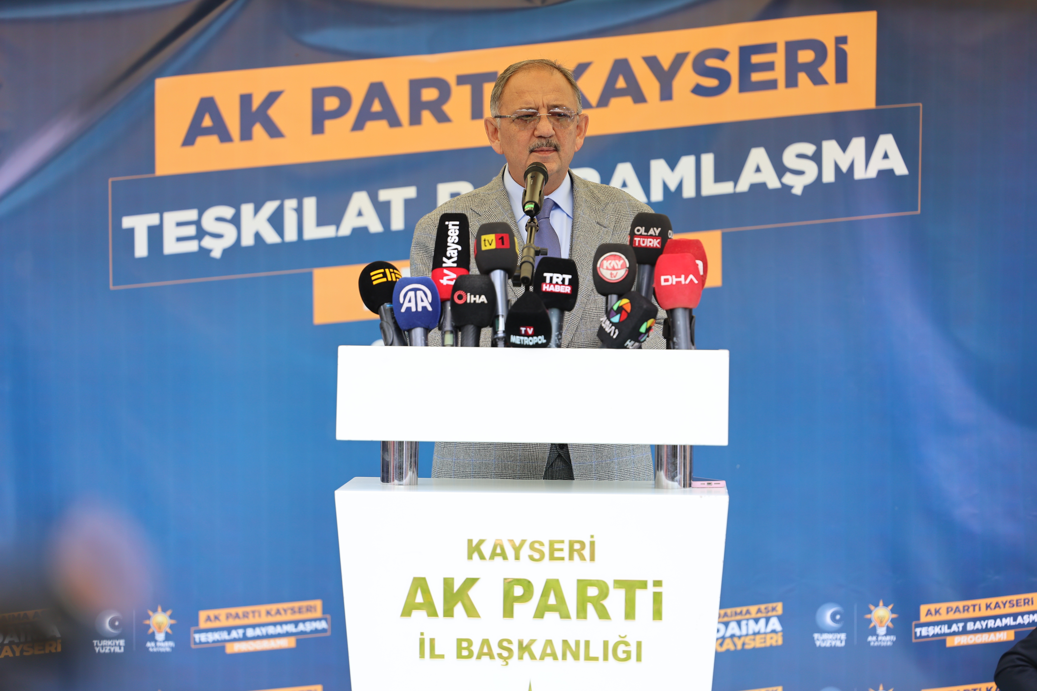 ÇEVRE, ŞEHİRCİLİK VE İKLİM DEĞİŞİKLİĞİ BAKANI MEHMET ÖZHASEKİ, MEMLEKETİ KAYSERİ’DE AK PARTİ TEŞKİLATI İLE BAYRAMLAŞTI