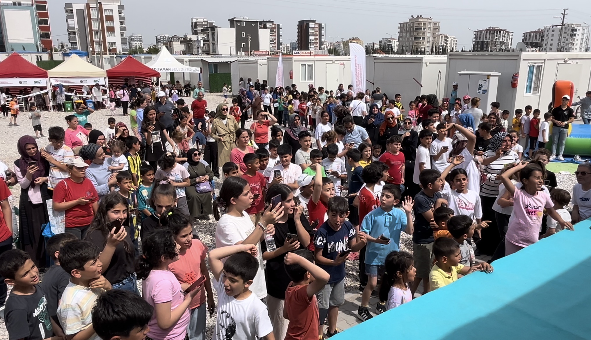 ÇEVRE, ŞEHİRCİLİK VE İKLİM DEĞİŞİKLİĞİ BAKANLIĞI, DEPREMZEDE ÇOCUKLARA 23 NİSAN COŞKUSU YAŞATMAYA DEVAM EDİYOR