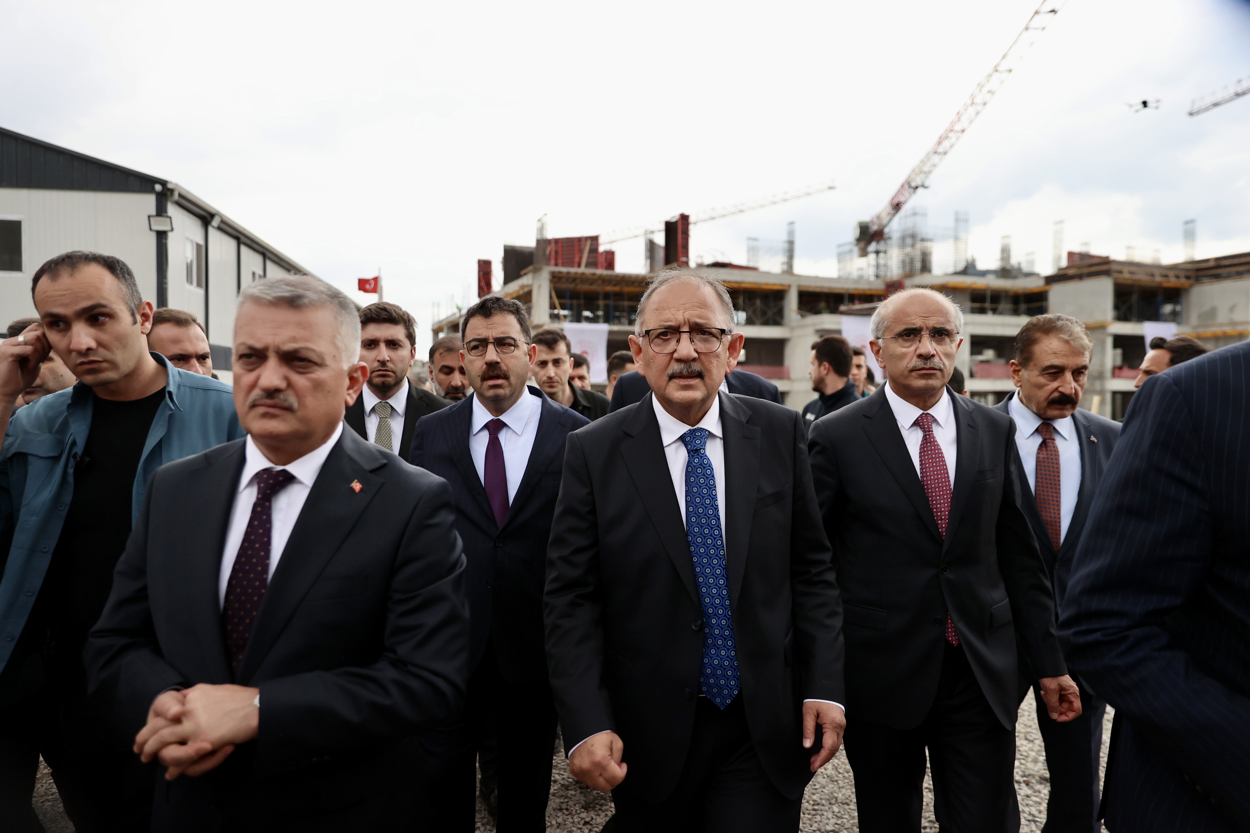 ÇEVRE, ŞEHİRCİLİK VE İKLİM DEĞİŞİKLİĞİ BAKANI MEHMET ÖZHASEKİ, DEPREM BÖLGESİ MALATYA’DA KONUŞTU: “BİZ BUNLARIN ALTINDAN KALKACAĞIZ”