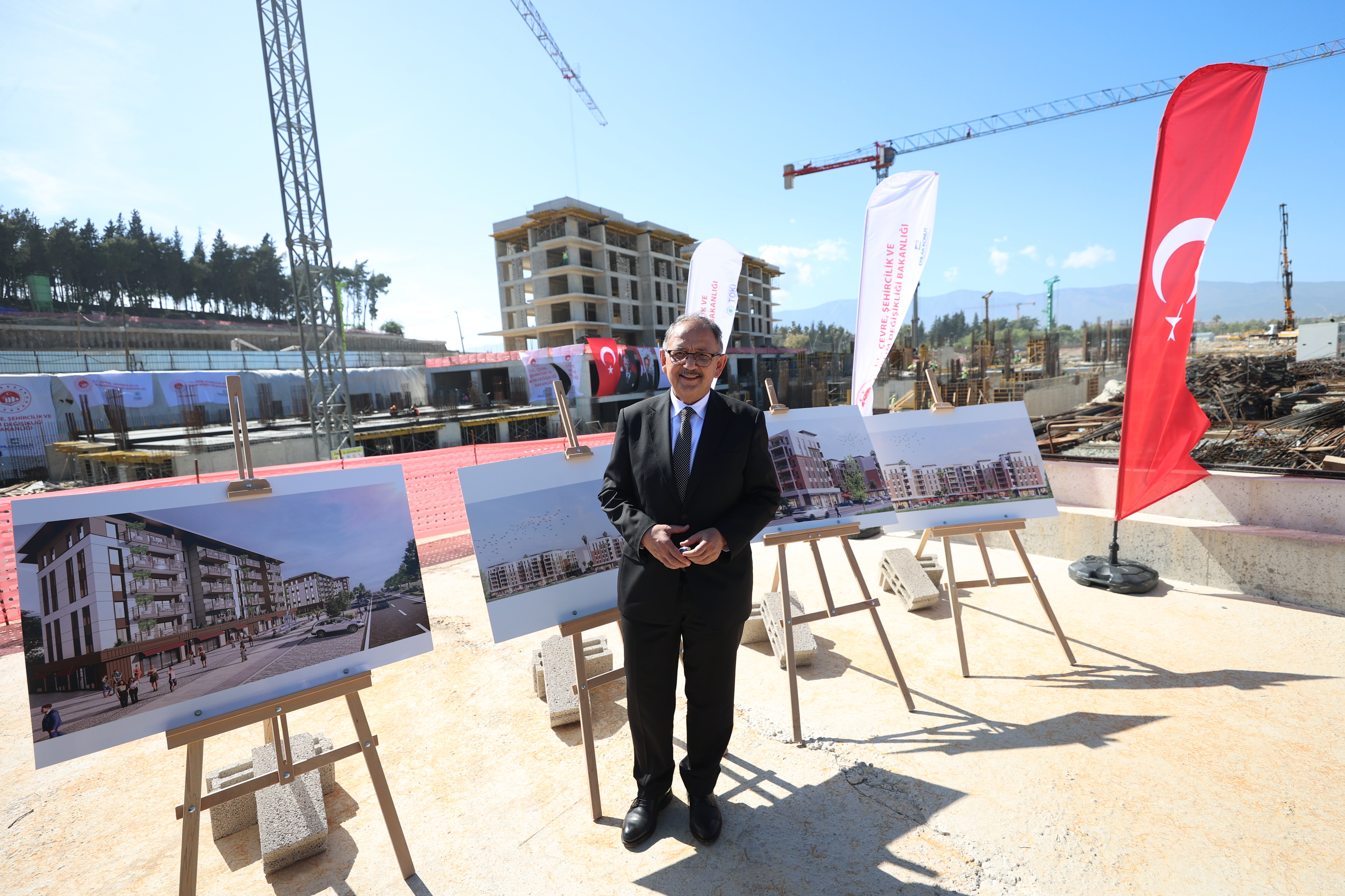 ÇEVRE, ŞEHİRCİLİK VE İKLİM DEĞİŞİKLİĞİ BAKANI MEHMET ÖZHASEKİ, MEDYA MENSUPLARINA HATAY’IN DÖNÜŞÜMÜ İLE İLGİLİ ÇALIŞMALARI YERİNDE GEZEREK ANLATTI