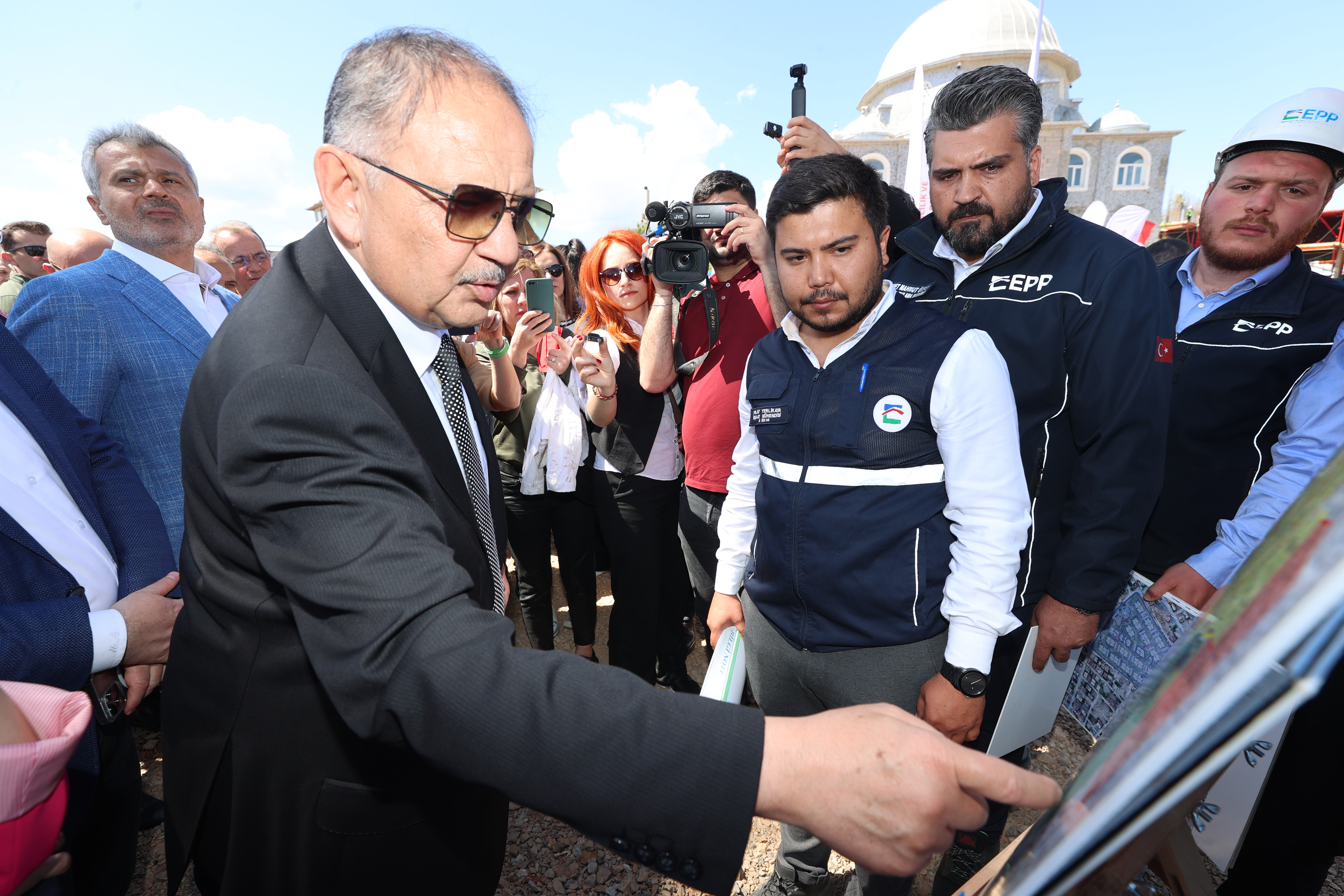 ÇEVRE, ŞEHİRCİLİK VE İKLİM DEĞİŞİKLİĞİ BAKANI MEHMET ÖZHASEKİ, MEDYA MENSUPLARINA HATAY’IN DÖNÜŞÜMÜ İLE İLGİLİ ÇALIŞMALARI YERİNDE GEZEREK ANLATTI