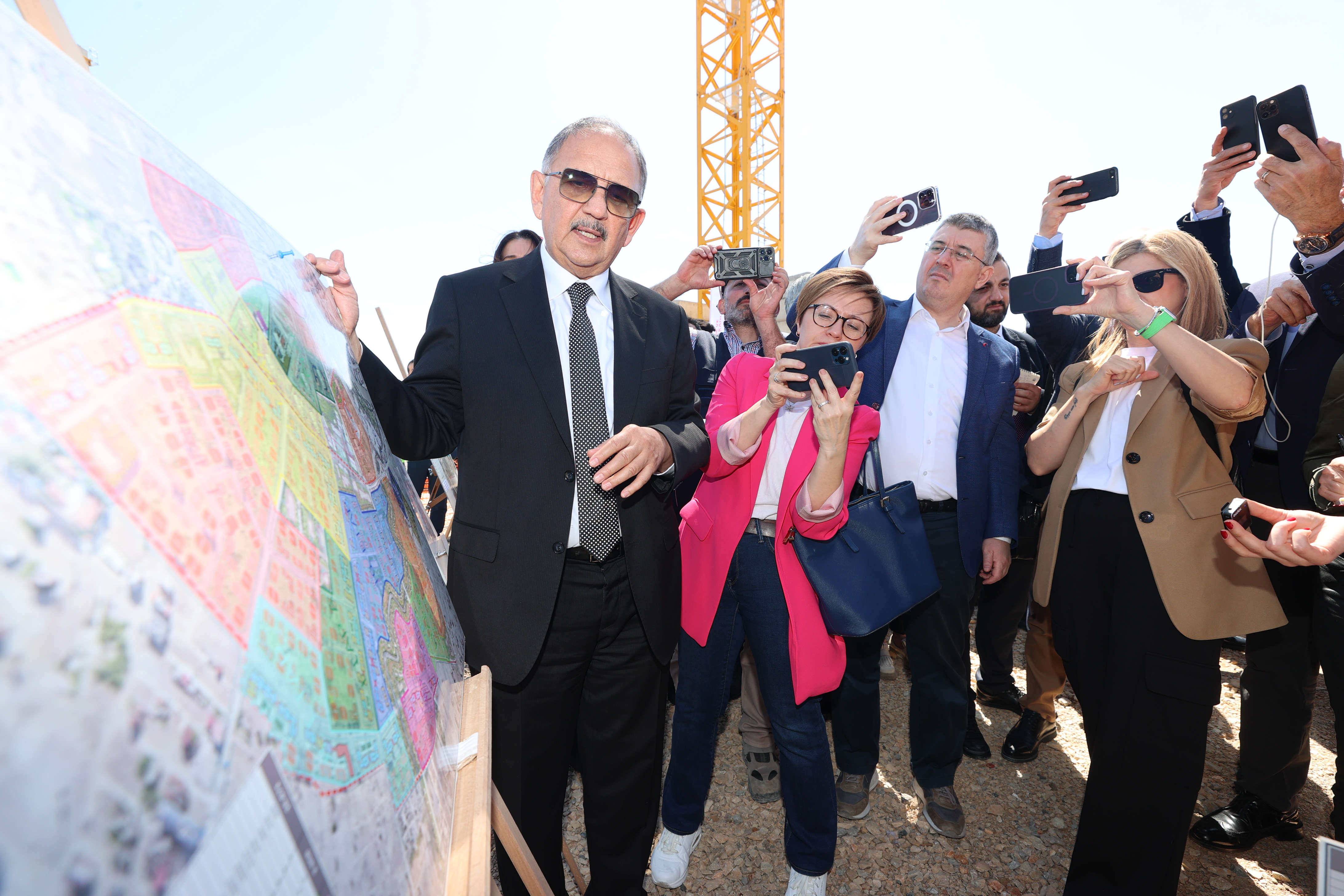 ÇEVRE, ŞEHİRCİLİK VE İKLİM DEĞİŞİKLİĞİ BAKANI MEHMET ÖZHASEKİ, MEDYA MENSUPLARINA HATAY’IN DÖNÜŞÜMÜ İLE İLGİLİ ÇALIŞMALARI YERİNDE GEZEREK ANLATTI