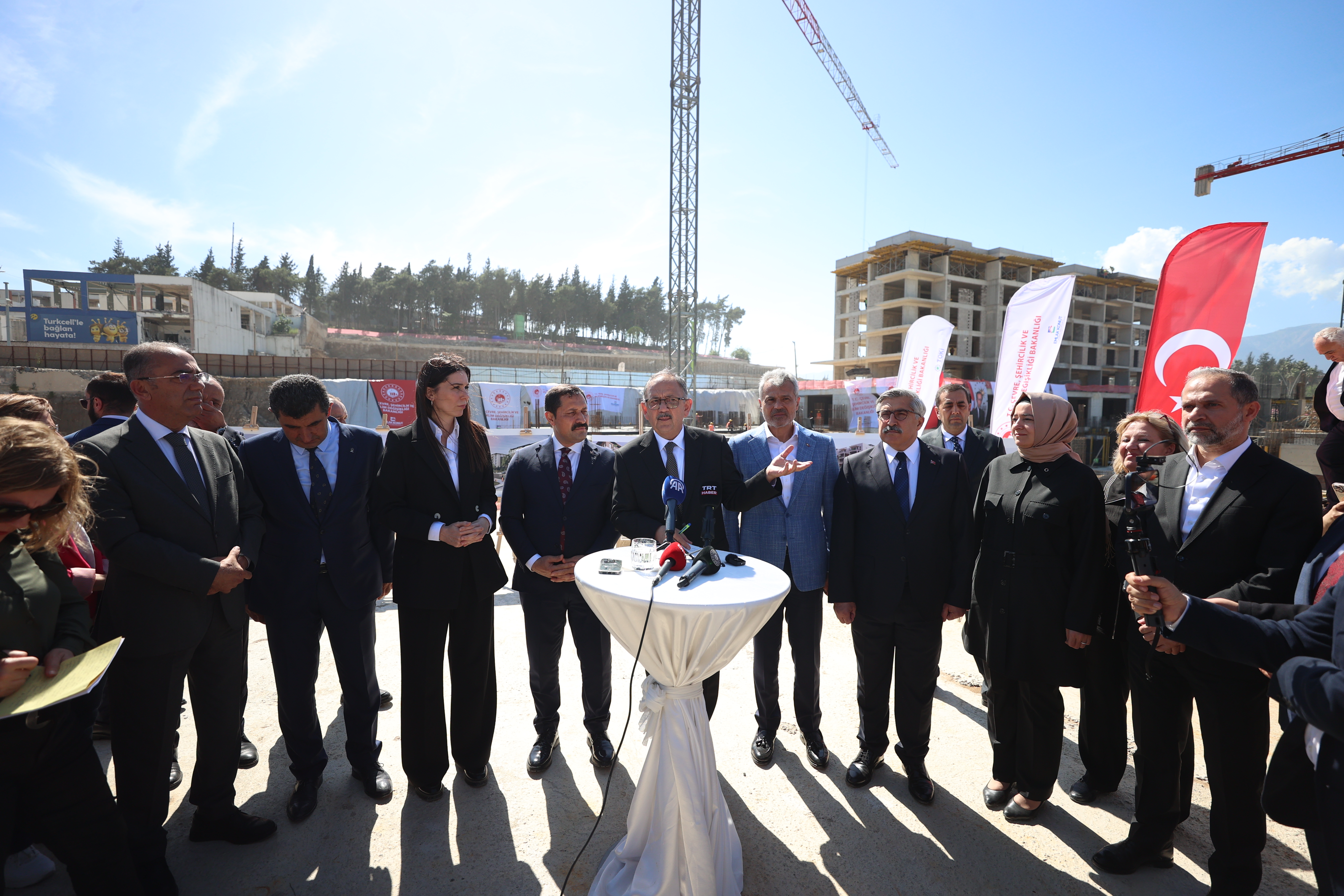 ÇEVRE, ŞEHİRCİLİK VE İKLİM DEĞİŞİKLİĞİ BAKANI MEHMET ÖZHASEKİ, MEDYA MENSUPLARINA HATAY’IN DÖNÜŞÜMÜ İLE İLGİLİ ÇALIŞMALARI YERİNDE GEZEREK ANLATTI