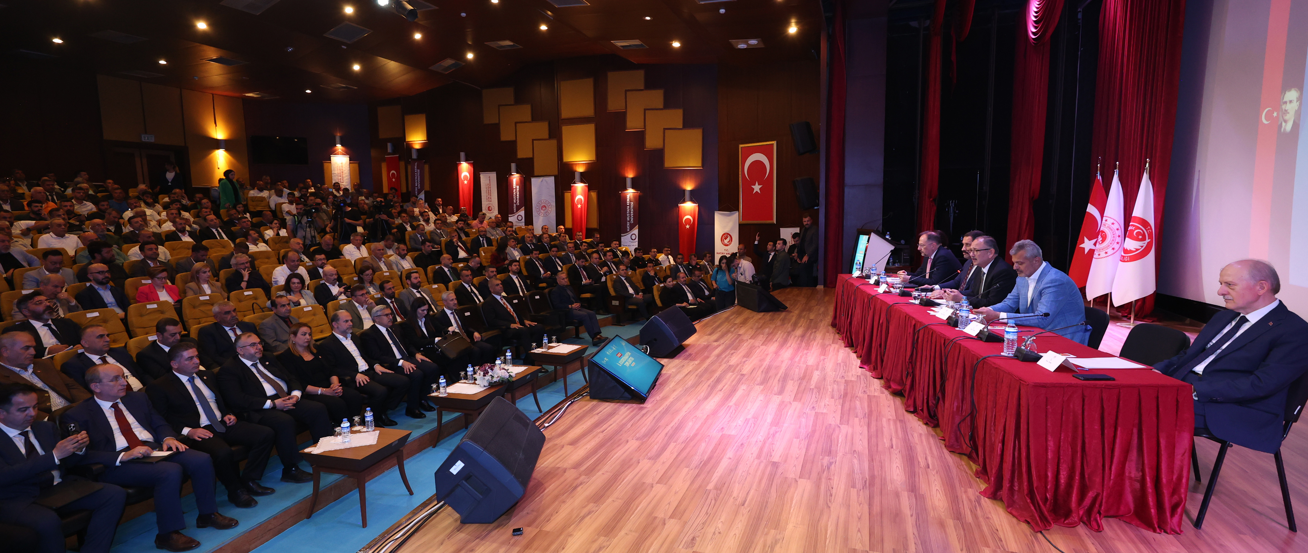 ÇEVRE, ŞEHİRCİLİK VE İKLİM DEĞİŞİKLİĞİ BAKANI MEHMET ÖZHASEKİ, HATAY İL KOORDİNASYON TOPLANTISINDA KONUŞTU: “GELECEK SENENİN ORTASINDA HAK SAHİPLERİNİN TAMAMINA KONUTLARINA TESLİM EDECEĞİZ”