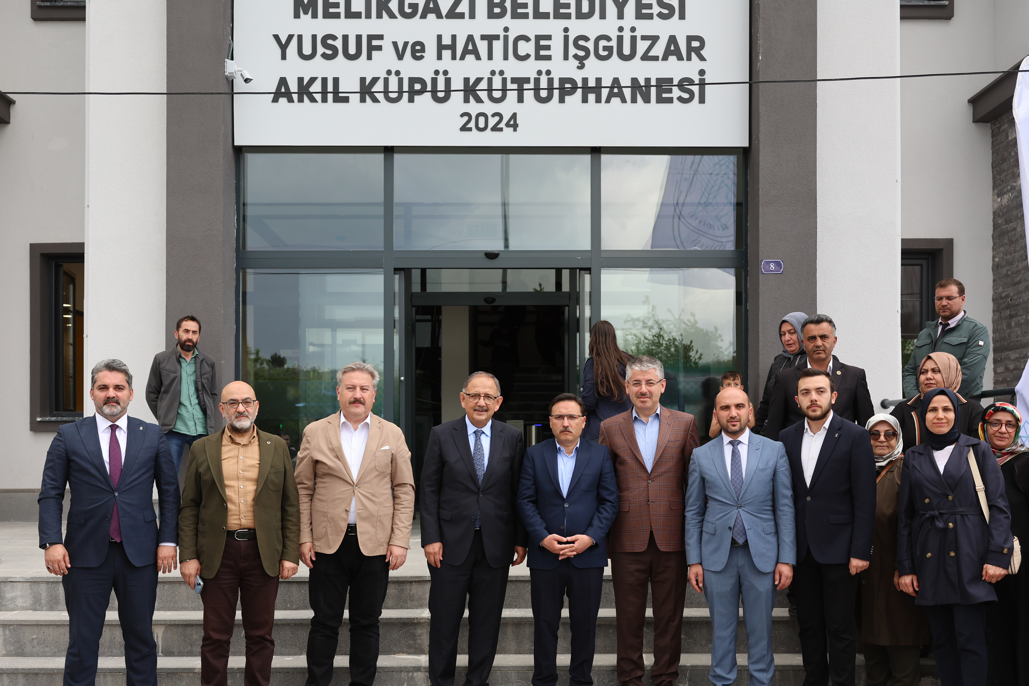 ÇEVRE, ŞEHİRCİLİK VE İKLİM DEĞİŞİKLİĞİ BAKANI MEHMET ÖZHASEKİ, KAYSERİ’DE AÇILIŞ PROGRAMLARINA KATILDI BAKAN MEHMET ÖZHASEKİ: “YILLARDIR HÜKÜMET OLARAK EĞİTİME ÖNEM VERİYOR VE BÜYÜK YATIRIMLAR YAPIYORUZ”