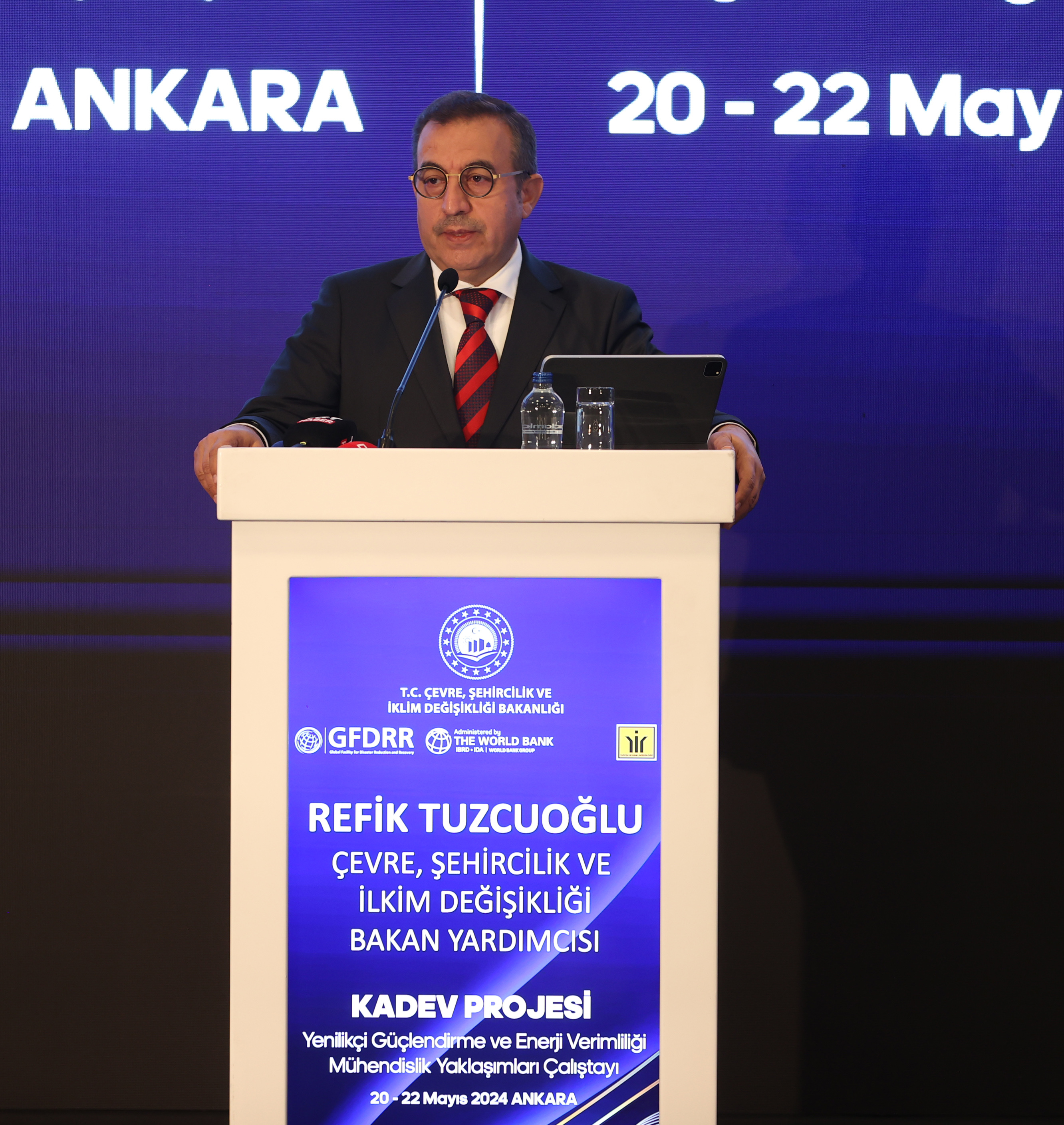 ÇEVRE, ŞEHİRCİLİK VE İKLİM DEĞİŞİKLİĞİ BAKAN YARDIMCISI REFİK TUZCUOĞLU: “KAMU BİNALARINDA YÜZDE 40 ORANINDA ENERJİ TASARRUFU SAĞLADIK”