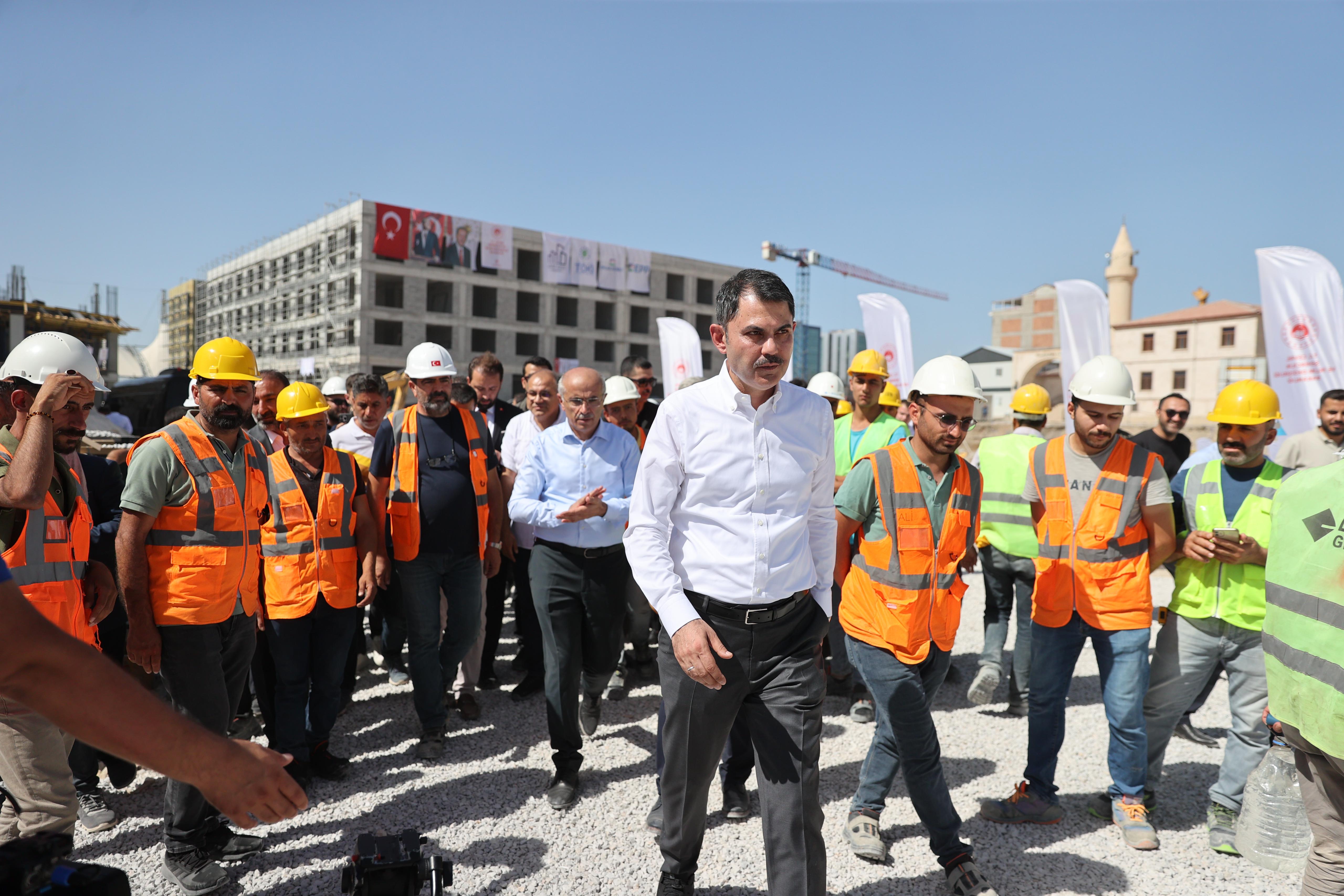 ÇEVRE, ŞEHİRCİLİK VE İKLİM DEĞİŞİKLİĞİ BAKANI MURAT KURUM, DEPREM BÖLGESİNE YÖNELİK YOĞUN MESAİSİNİ SÜRDÜRÜYOR