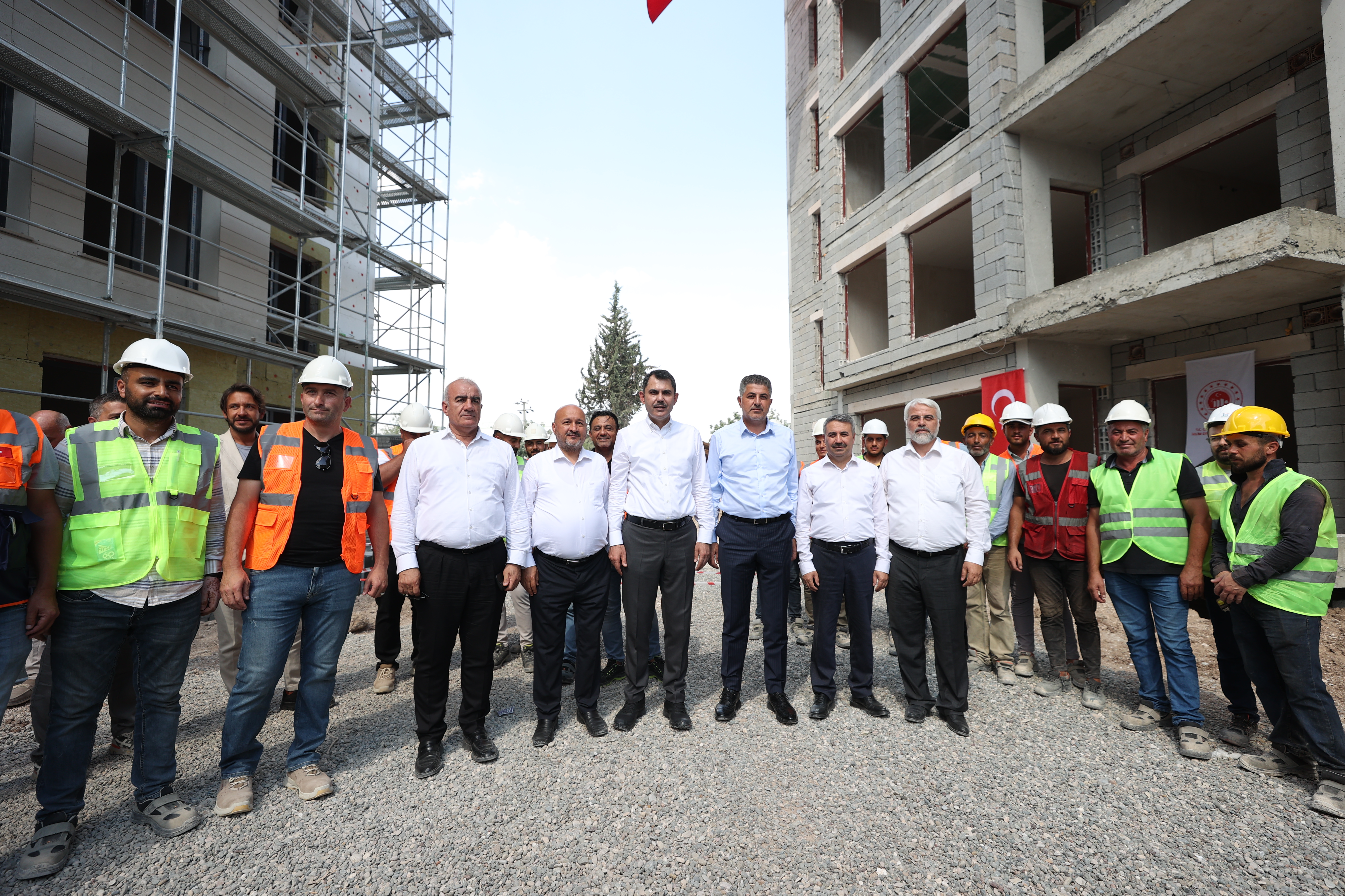 ÇEVRE, ŞEHİRCİLİK VE İKLİM DEĞİŞİKLİĞİ BAKANI MURAT KURUM, ADIYAMAN’DA KONUŞTU: “DEPREM BÖLGESİNİN AYAĞA KALKMASI BİZİM DERDİMİZDİR, DAVAMIZDIR”