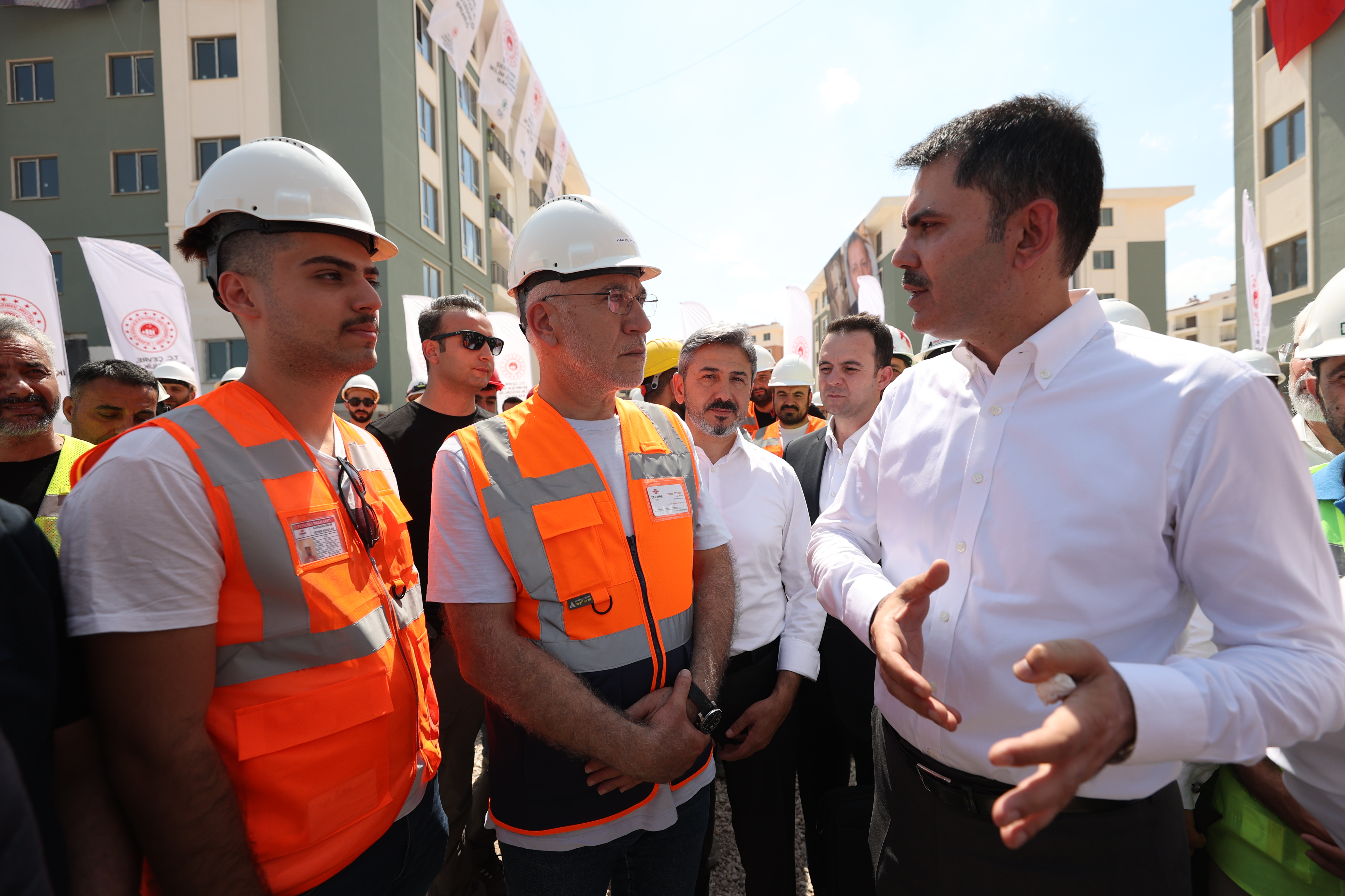 ÇEVRE, ŞEHİRCİLİK VE İKLİM DEĞİŞİKLİĞİ BAKANI MURAT KURUM, ADIYAMAN’DA KONUŞTU: “DEPREM BÖLGESİNİN AYAĞA KALKMASI BİZİM DERDİMİZDİR, DAVAMIZDIR”