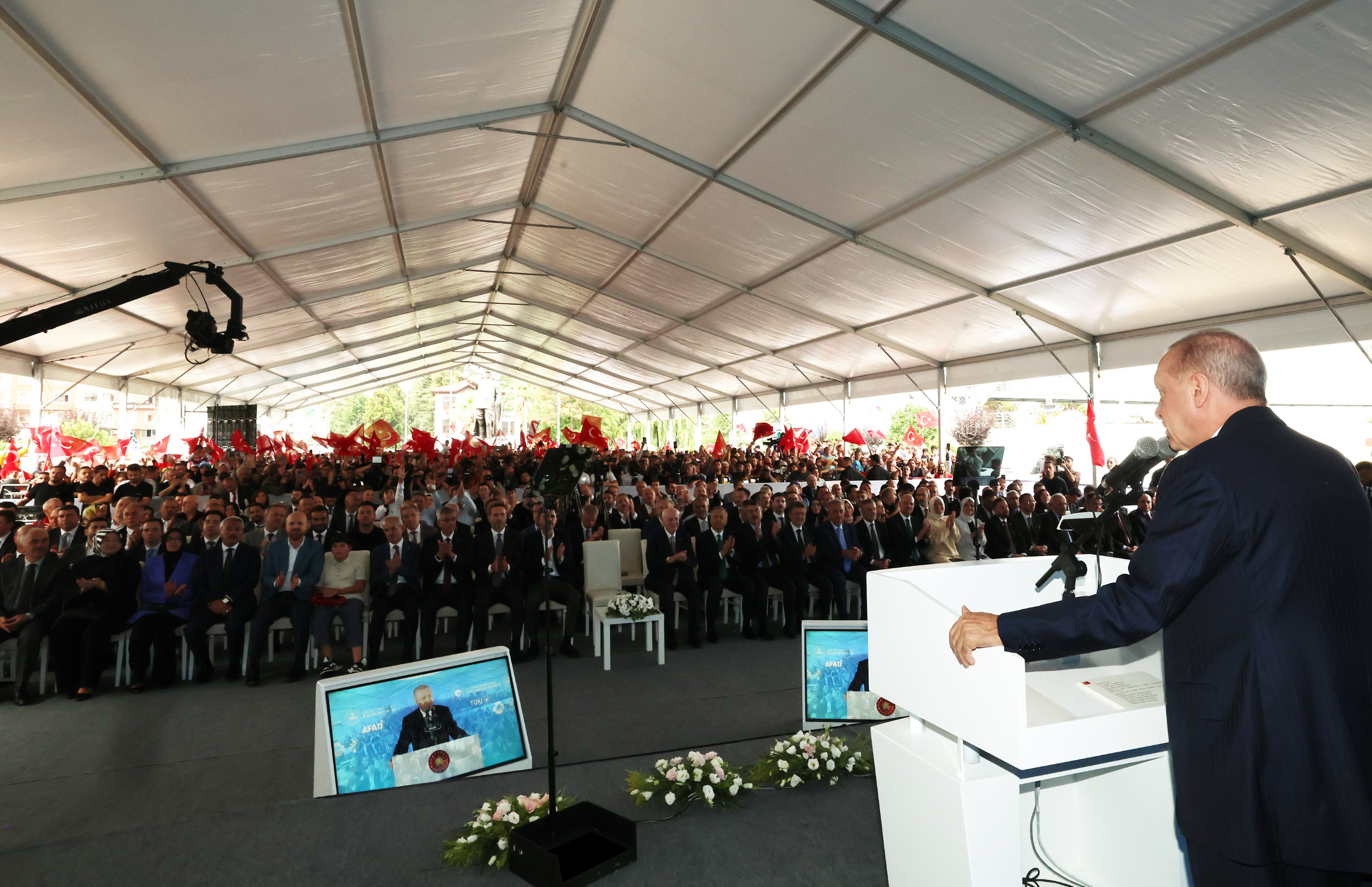 ÇEVRE, ŞEHİRCİLİK VE İKLİM DEĞİŞİKLİĞİ BAKANI MURAT KURUM, RİZE’DE AFET KONUTLARI ANAHTAR TESLİM TÖRENİ’NDE KONUŞTU:“YEREL SEÇİMLERDEN SONRA SÖZÜNDEN DÖNENLERİ BİLİYORUZ. ONLARA CEVABIMIZI; ŞU GÖMLEĞİMİZDEKİ TERLE, ŞU ALNIMIZDAKİ TERLE VERECEĞİZ”