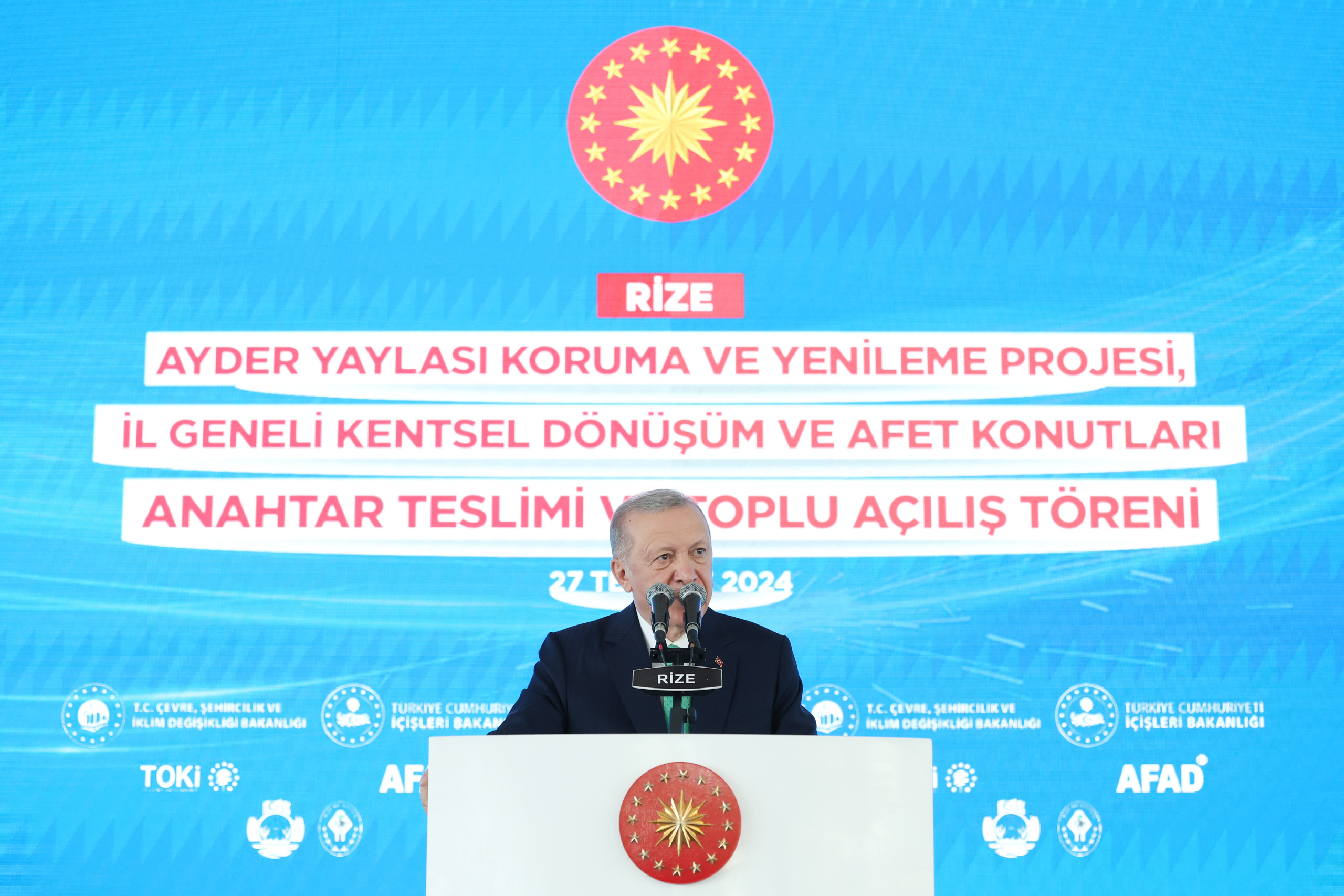 ÇEVRE, ŞEHİRCİLİK VE İKLİM DEĞİŞİKLİĞİ BAKANI MURAT KURUM, RİZE’DE AFET KONUTLARI ANAHTAR TESLİM TÖRENİ’NDE KONUŞTU:“YEREL SEÇİMLERDEN SONRA SÖZÜNDEN DÖNENLERİ BİLİYORUZ. ONLARA CEVABIMIZI; ŞU GÖMLEĞİMİZDEKİ TERLE, ŞU ALNIMIZDAKİ TERLE VERECEĞİZ”