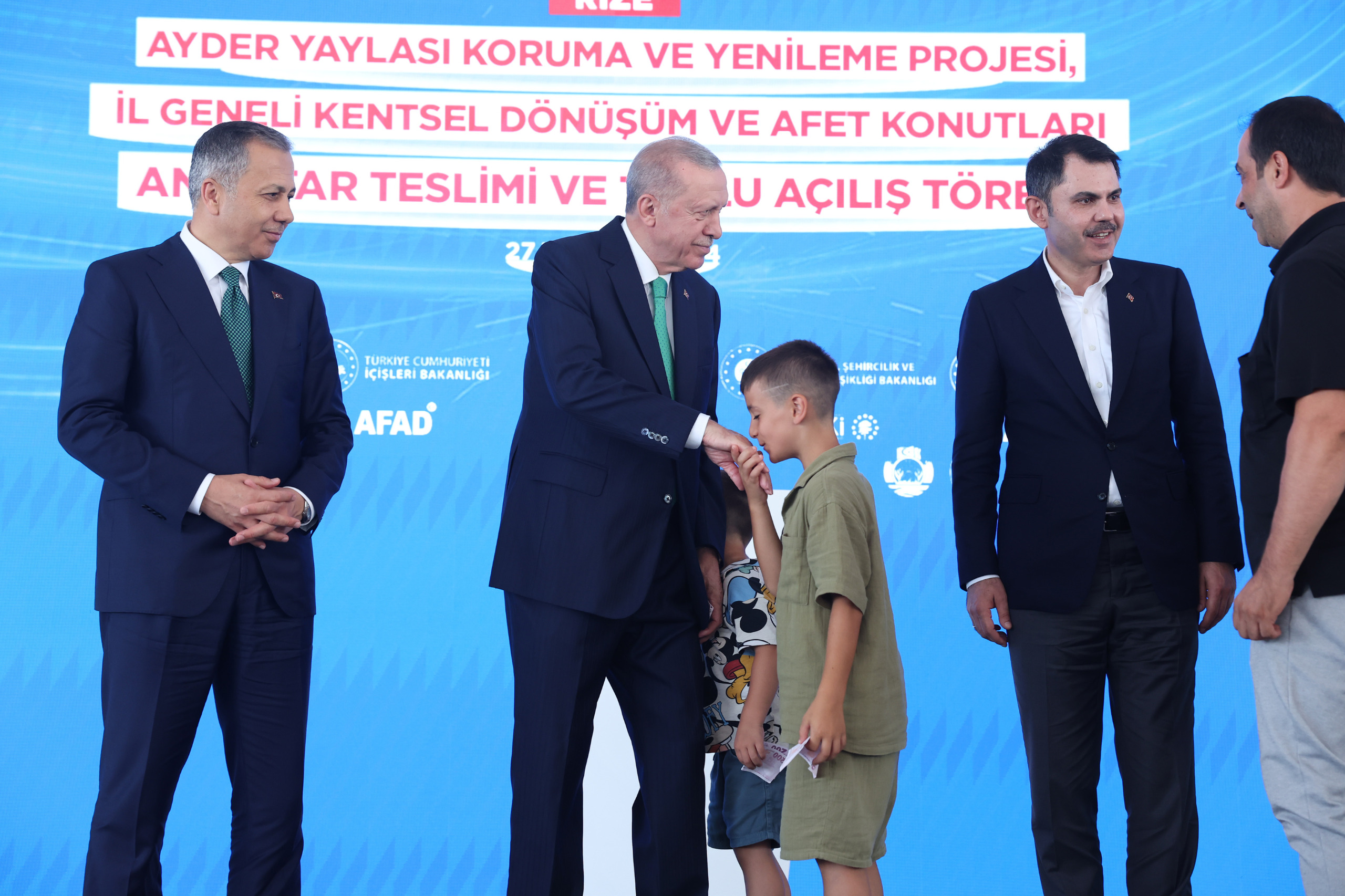 ÇEVRE, ŞEHİRCİLİK VE İKLİM DEĞİŞİKLİĞİ BAKANI MURAT KURUM, RİZE’DE AFET KONUTLARI ANAHTAR TESLİM TÖRENİ’NDE KONUŞTU:“YEREL SEÇİMLERDEN SONRA SÖZÜNDEN DÖNENLERİ BİLİYORUZ. ONLARA CEVABIMIZI; ŞU GÖMLEĞİMİZDEKİ TERLE, ŞU ALNIMIZDAKİ TERLE VERECEĞİZ”