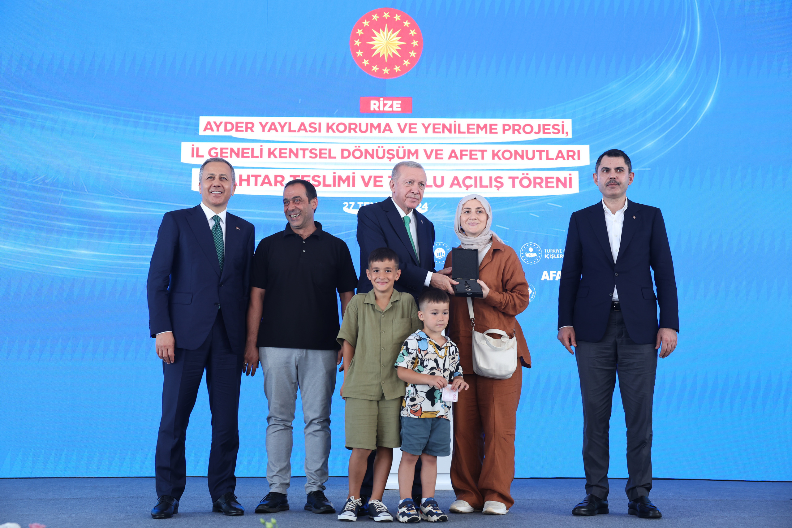 ÇEVRE, ŞEHİRCİLİK VE İKLİM DEĞİŞİKLİĞİ BAKANI MURAT KURUM, RİZE’DE AFET KONUTLARI ANAHTAR TESLİM TÖRENİ’NDE KONUŞTU:“YEREL SEÇİMLERDEN SONRA SÖZÜNDEN DÖNENLERİ BİLİYORUZ. ONLARA CEVABIMIZI; ŞU GÖMLEĞİMİZDEKİ TERLE, ŞU ALNIMIZDAKİ TERLE VERECEĞİZ”