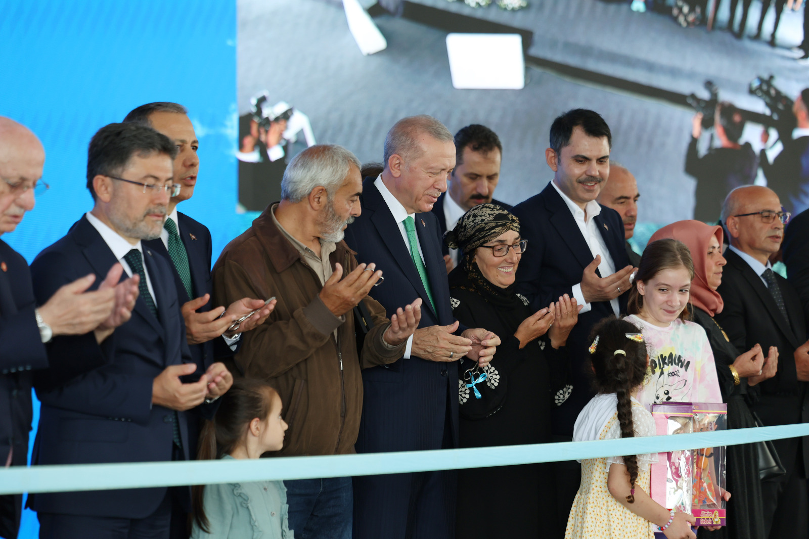 ÇEVRE, ŞEHİRCİLİK VE İKLİM DEĞİŞİKLİĞİ BAKANI MURAT KURUM, RİZE’DE AFET KONUTLARI ANAHTAR TESLİM TÖRENİ’NDE KONUŞTU:“YEREL SEÇİMLERDEN SONRA SÖZÜNDEN DÖNENLERİ BİLİYORUZ. ONLARA CEVABIMIZI; ŞU GÖMLEĞİMİZDEKİ TERLE, ŞU ALNIMIZDAKİ TERLE VERECEĞİZ”