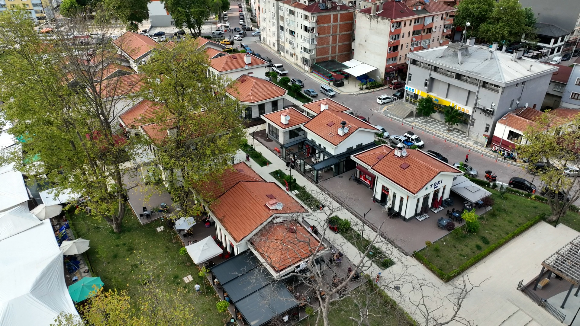 ÇEVRE, ŞEHİRCİLİK VE İKLİM DEĞİŞİKLİĞİ BAKANLIĞI, 3 YIL ÖNCE BATI KARADENİZ’İ VURAN SEL FELAKETİ SONRASINDA BÖLGEDE YENİDEN İNŞA ÇALIŞMALARIYLA VATANDAŞLARI GÜVENLİ YUVALARINA KAVUŞTURDU