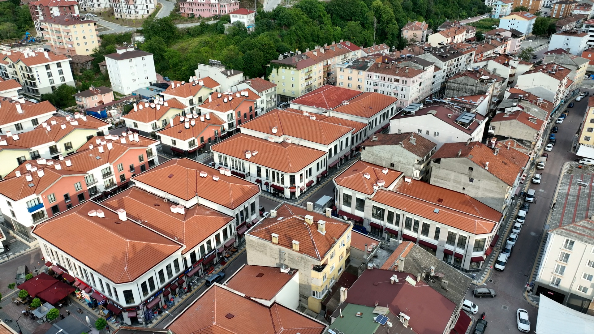 ÇEVRE, ŞEHİRCİLİK VE İKLİM DEĞİŞİKLİĞİ BAKANLIĞI, 3 YIL ÖNCE BATI KARADENİZ’İ VURAN SEL FELAKETİ SONRASINDA BÖLGEDE YENİDEN İNŞA ÇALIŞMALARIYLA VATANDAŞLARI GÜVENLİ YUVALARINA KAVUŞTURDU