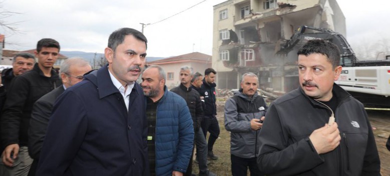 BAKAN KURUM DEPREMİN YAŞANDIĞI DÜZCE’DE BİNA YIKIM ÇALIŞMALARINA KATILDI