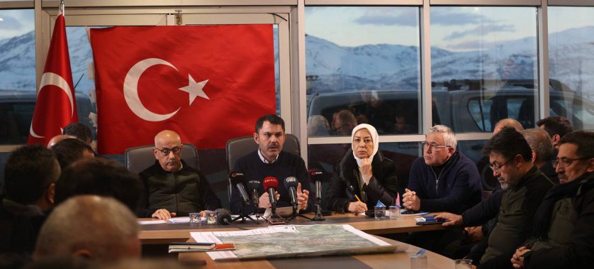 BAKAN KURUM: “VATANDAŞIMIZI AÇTA AÇIKTA BIRAKMADAN ONLARA SÖZ VERDİĞİMİZ KONUTLARA EN KISA ZAMANDA YERLEŞTİRECEĞİZ”