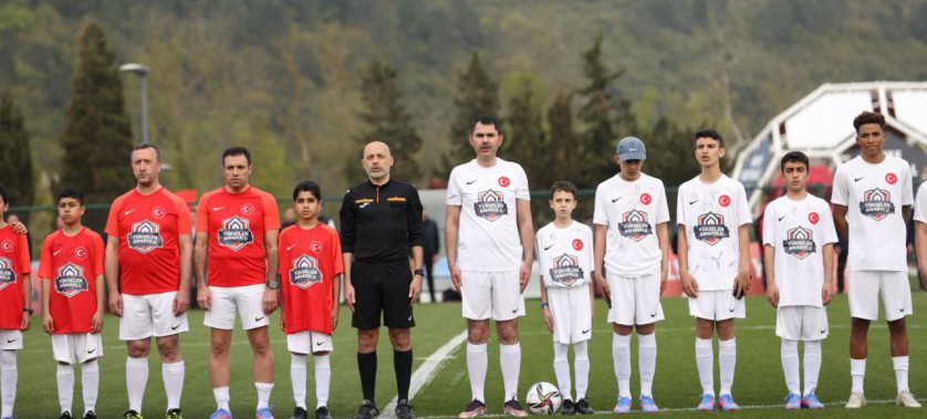 BAKAN KURUM DEPREMZEDE ÇOCUKLAR VE ÜNLÜ FUTBOLCULARLA “YÜKSELEN ANADOLU” İÇİN SAHAYA ÇIKTI