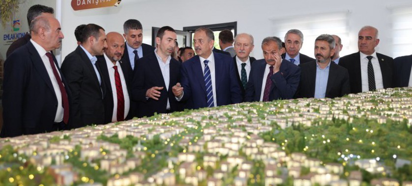 BAKAN ÖZHASEKİ ADIYAMAN’DA EMLAK KONUT İDARESİ OFİSİ'NDE BRİFİNG ALDI