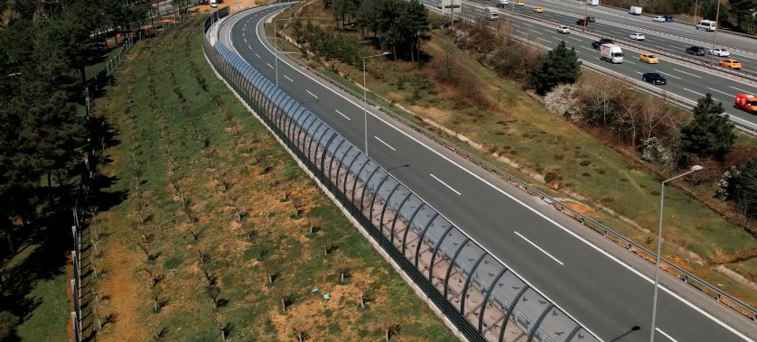 BAKAN ÖZHASEKİ: HUZURLU ŞEHİRLER HEDEFİYLE, GÜRÜLTÜ BARİYERLERİNİN MİKTARINI ARTIRIYORUZ