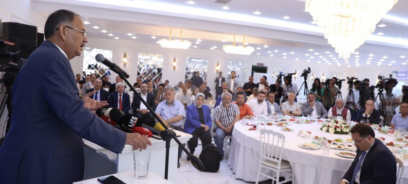 BAKAN ÖZHASEKİ: “KENTSEL DÖNÜŞÜM İŞLERİNİ HIZLICA DEVREYE SOKMALIYIZ”