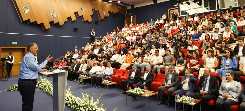 BAKAN ÖZHASEKİ: “MESLEĞİNİZİ EN İYİSİ OLABİLMEK İÇİN SEÇİN”