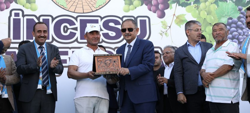 BAKAN ÖZHASEKİ İNCESU ÜZÜM FESTİVALİNE KATILDI