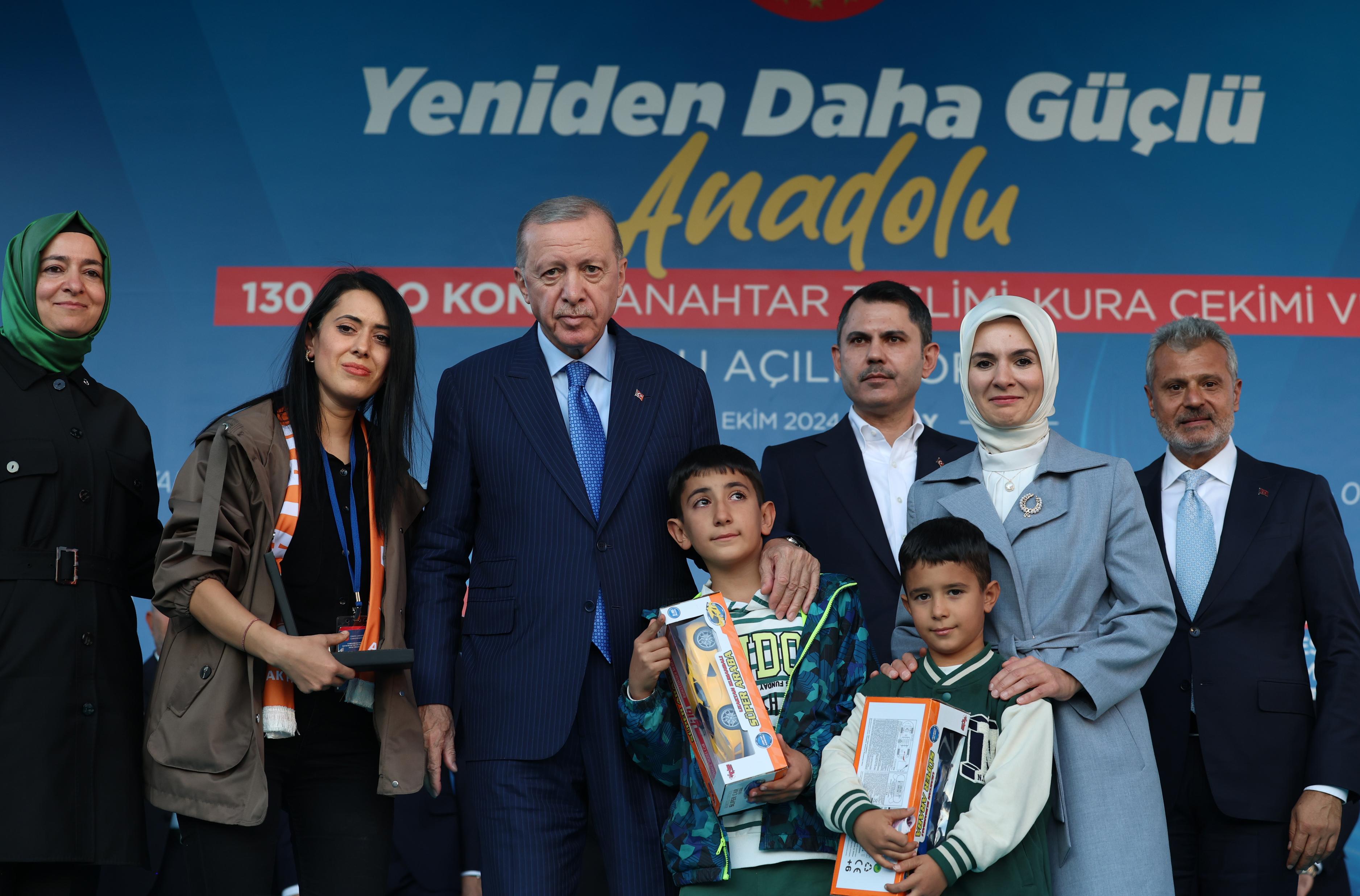 CUMHURBAŞKANI ERDOĞAN: “DEPREM BÖLGESİNDE EVİNE GİRMEYEN HİÇBİR HAK SAHİBİMİZ KALMAYACAK”