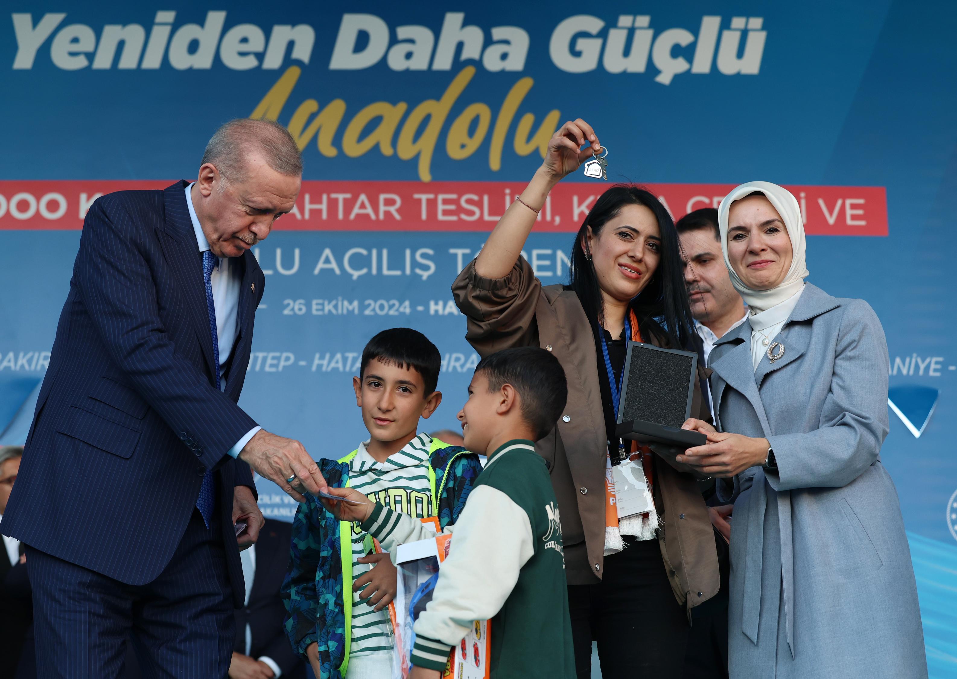 CUMHURBAŞKANI ERDOĞAN: “DEPREM BÖLGESİNDE EVİNE GİRMEYEN HİÇBİR HAK SAHİBİMİZ KALMAYACAK”