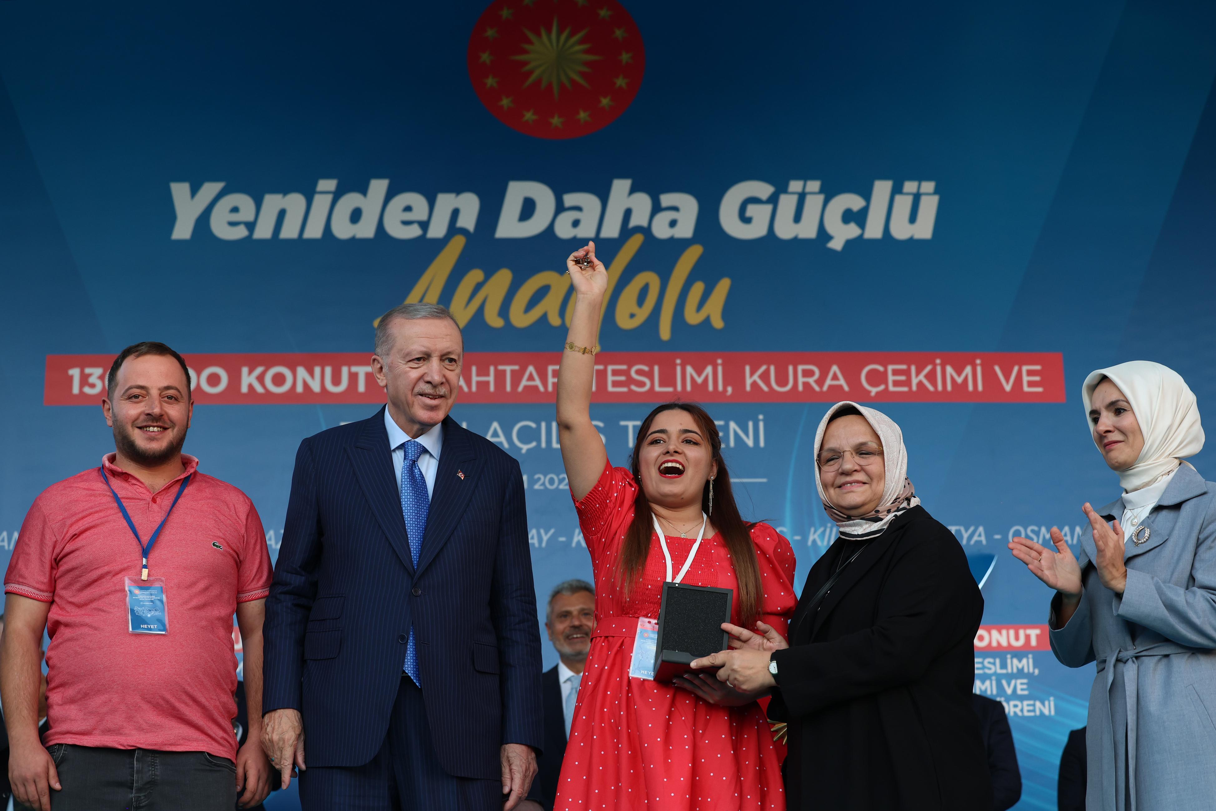 CUMHURBAŞKANI ERDOĞAN: “DEPREM BÖLGESİNDE EVİNE GİRMEYEN HİÇBİR HAK SAHİBİMİZ KALMAYACAK”