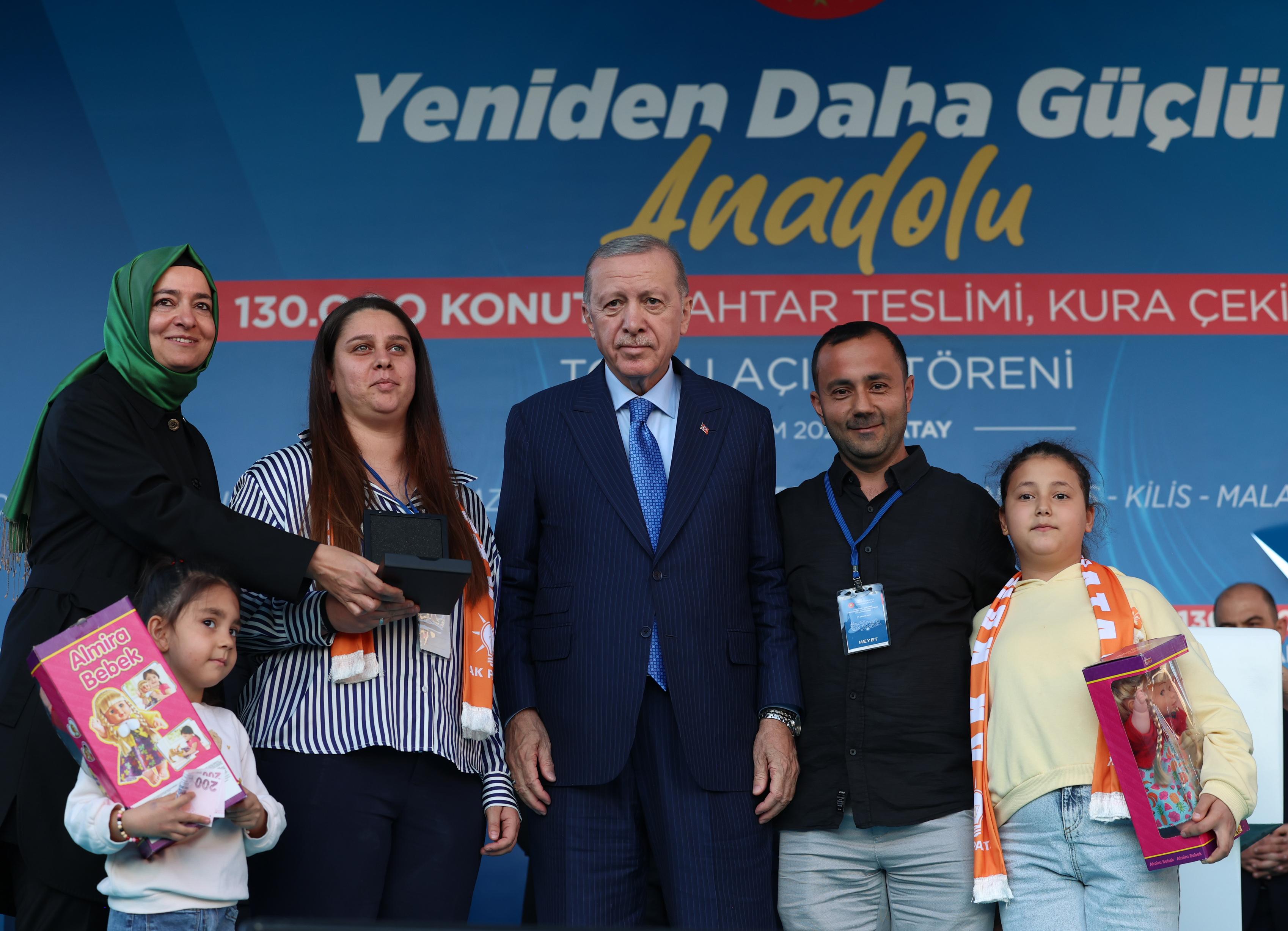 CUMHURBAŞKANI ERDOĞAN: “DEPREM BÖLGESİNDE EVİNE GİRMEYEN HİÇBİR HAK SAHİBİMİZ KALMAYACAK”