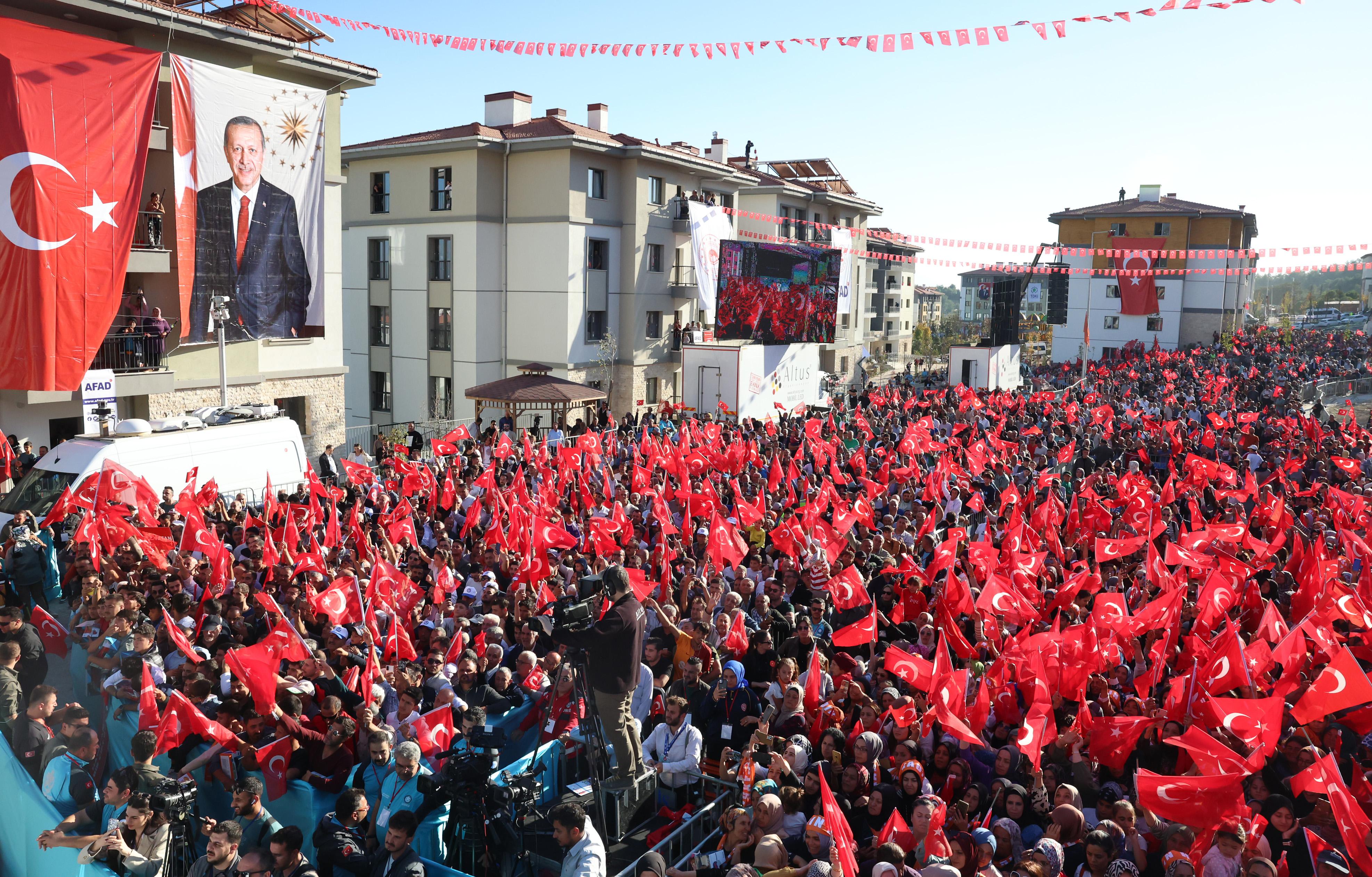 CUMHURBAŞKANI ERDOĞAN: “DEPREM BÖLGESİNDE EVİNE GİRMEYEN HİÇBİR HAK SAHİBİMİZ KALMAYACAK”