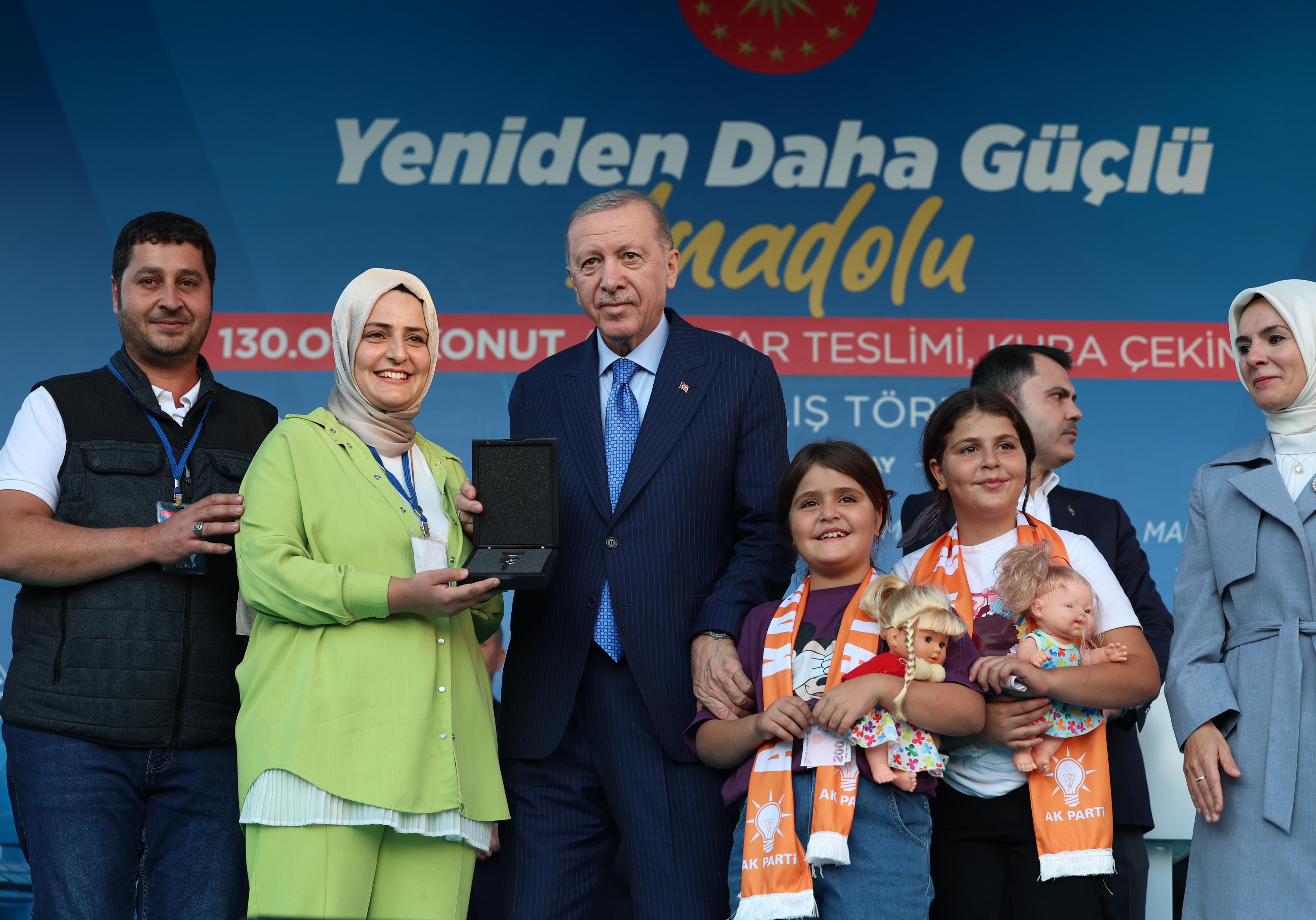 CUMHURBAŞKANI ERDOĞAN: “DEPREM BÖLGESİNDE EVİNE GİRMEYEN HİÇBİR HAK SAHİBİMİZ KALMAYACAK”