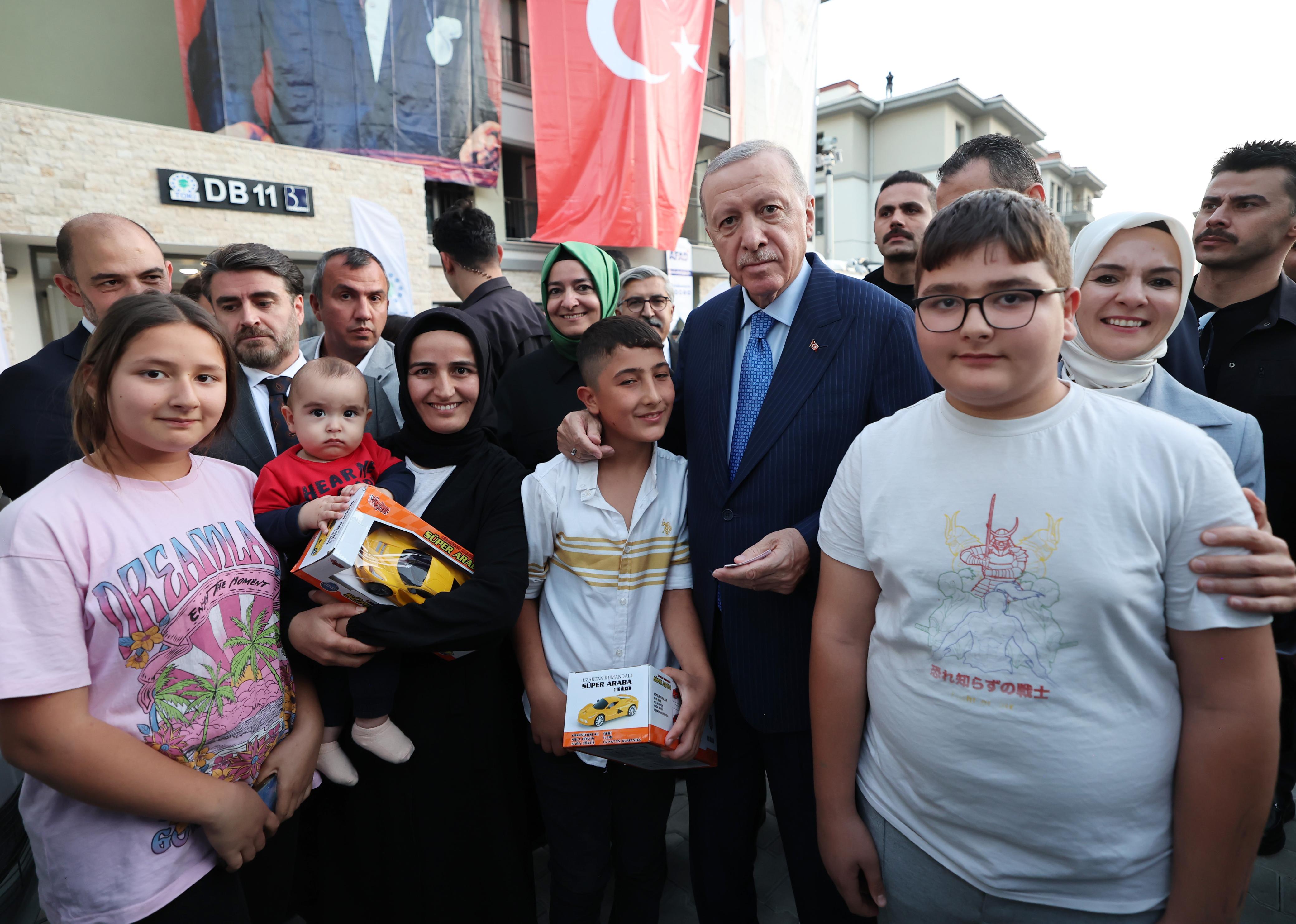 CUMHURBAŞKANI ERDOĞAN: DEPREM BÖLGESİNDE EVİNE GİRMEYEN HİÇBİR HAK SAHİBİMİZ KALMAYACAK