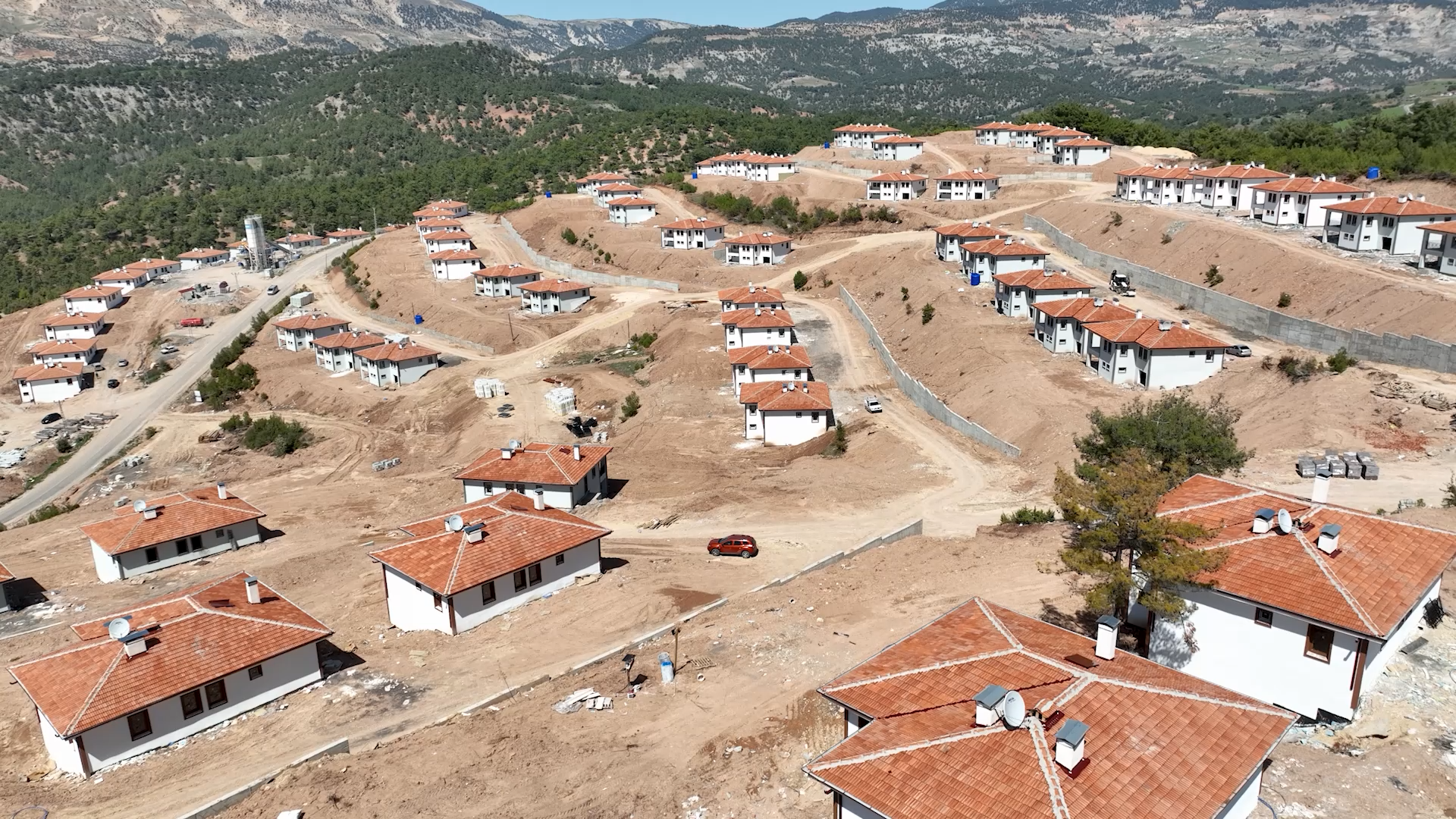 DEPREM BÖLGESİNİN İKİ KATLI KÖY EVLERİ TAMAMLANDI