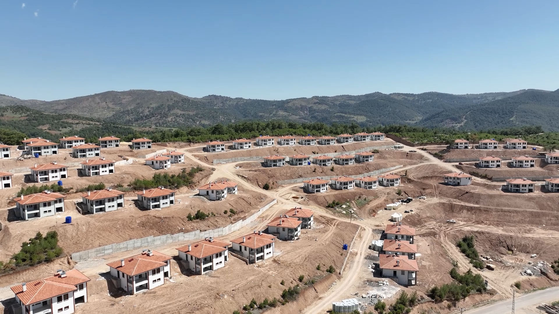 DEPREM BÖLGESİNİN İKİ KATLI KÖY EVLERİ TAMAMLANDI
