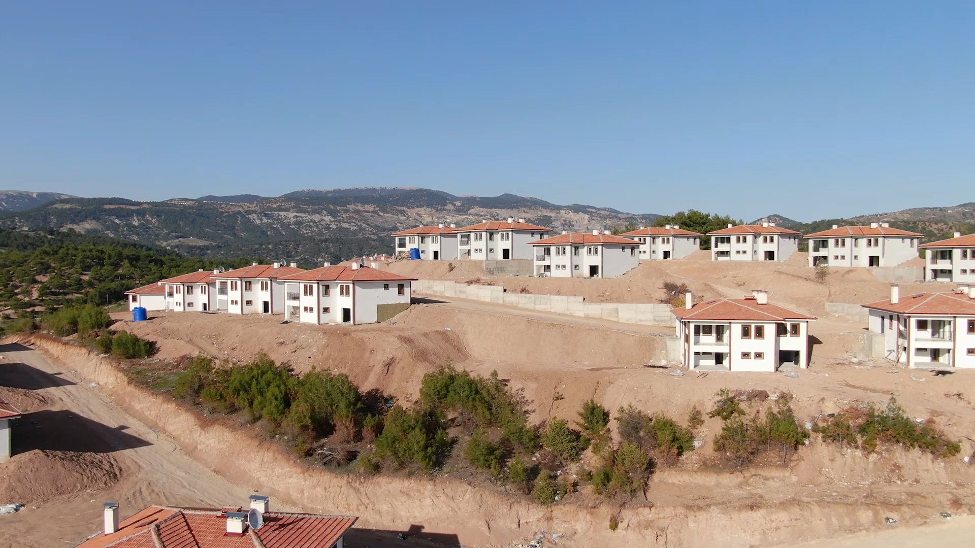 DEPREM BÖLGESİNİN İKİ KATLI KÖY EVLERİ TAMAMLANDI