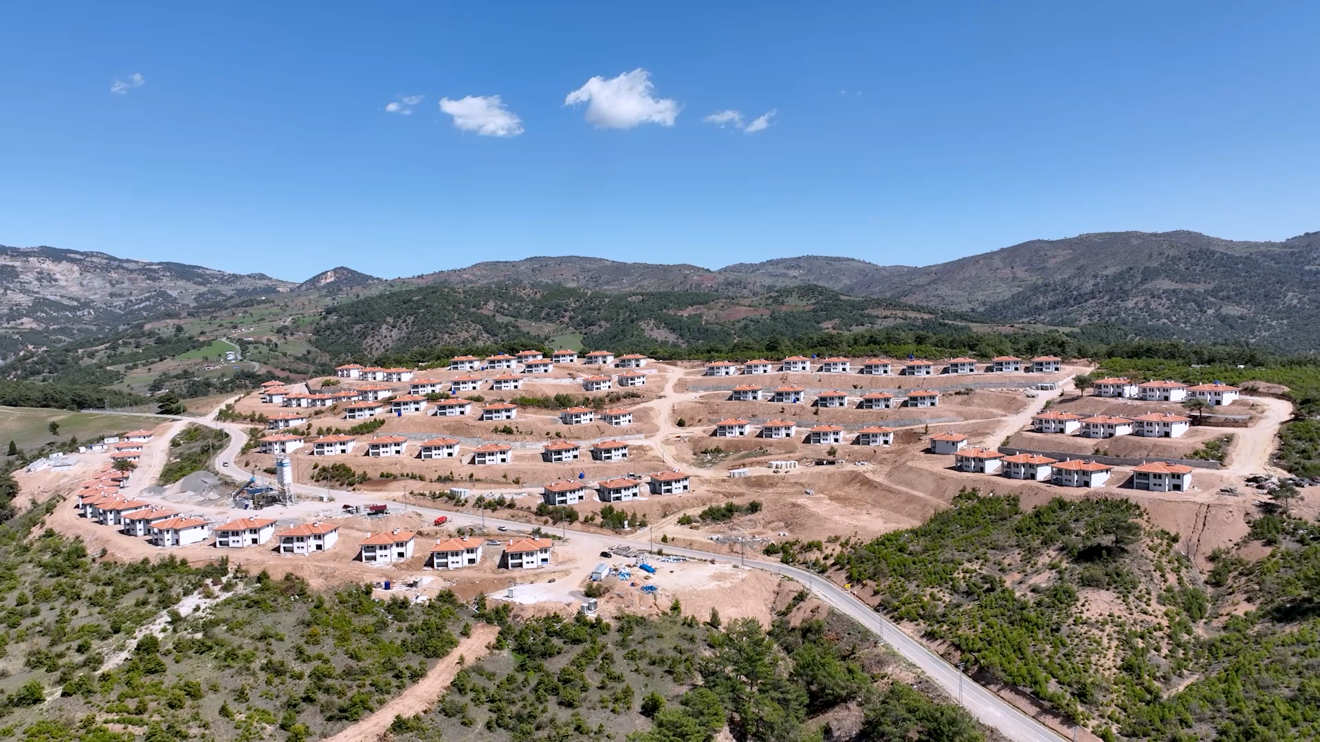 DEPREM BÖLGESİNİN İKİ KATLI KÖY EVLERİ TAMAMLANDI