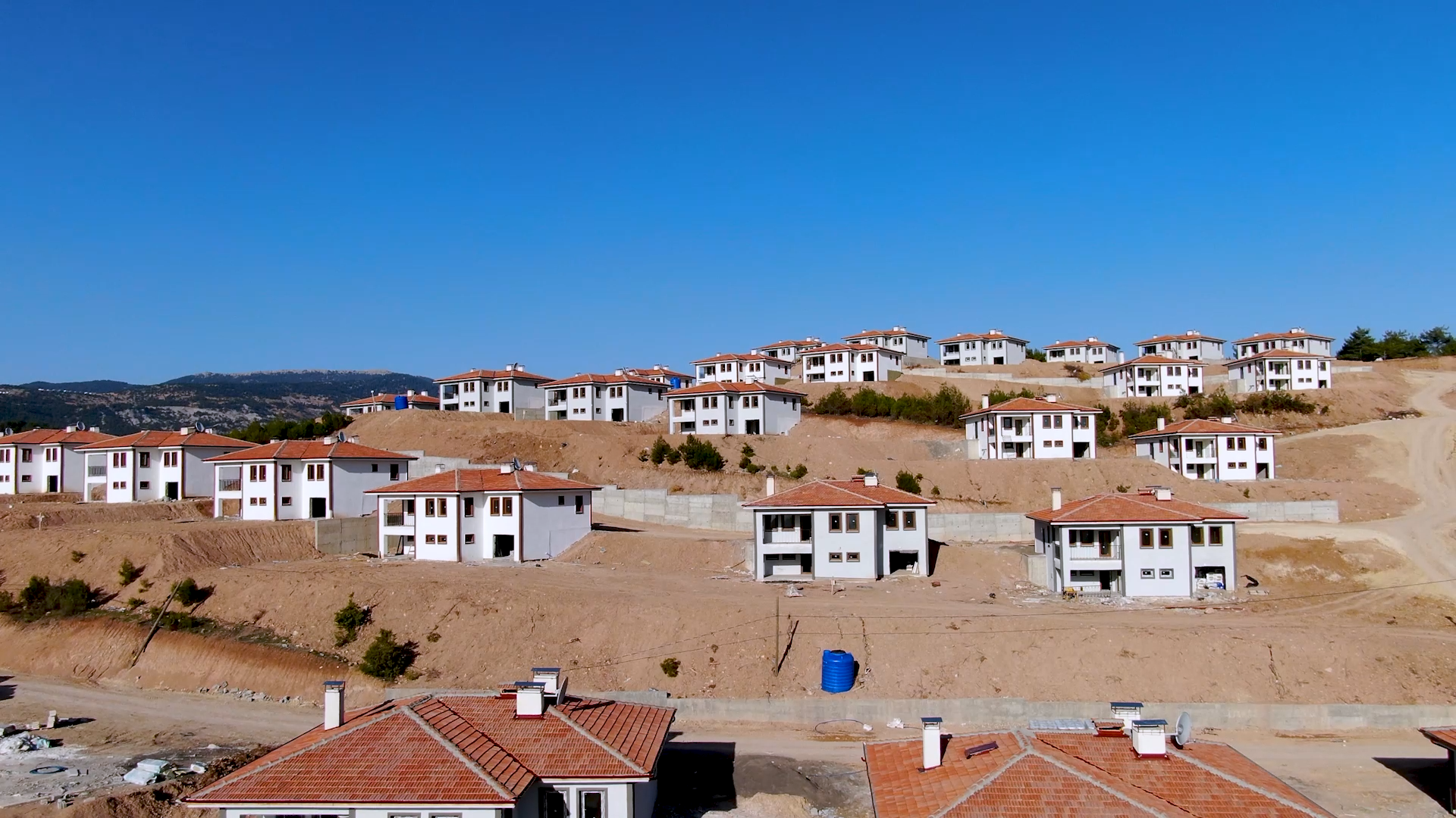 DEPREM BÖLGESİNİN İKİ KATLI KÖY EVLERİ TAMAMLANDI