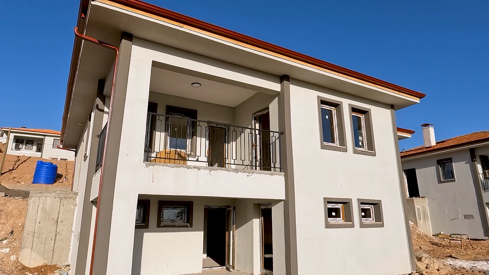 DEPREM BÖLGESİNİN İKİ KATLI KÖY EVLERİ TAMAMLANDI