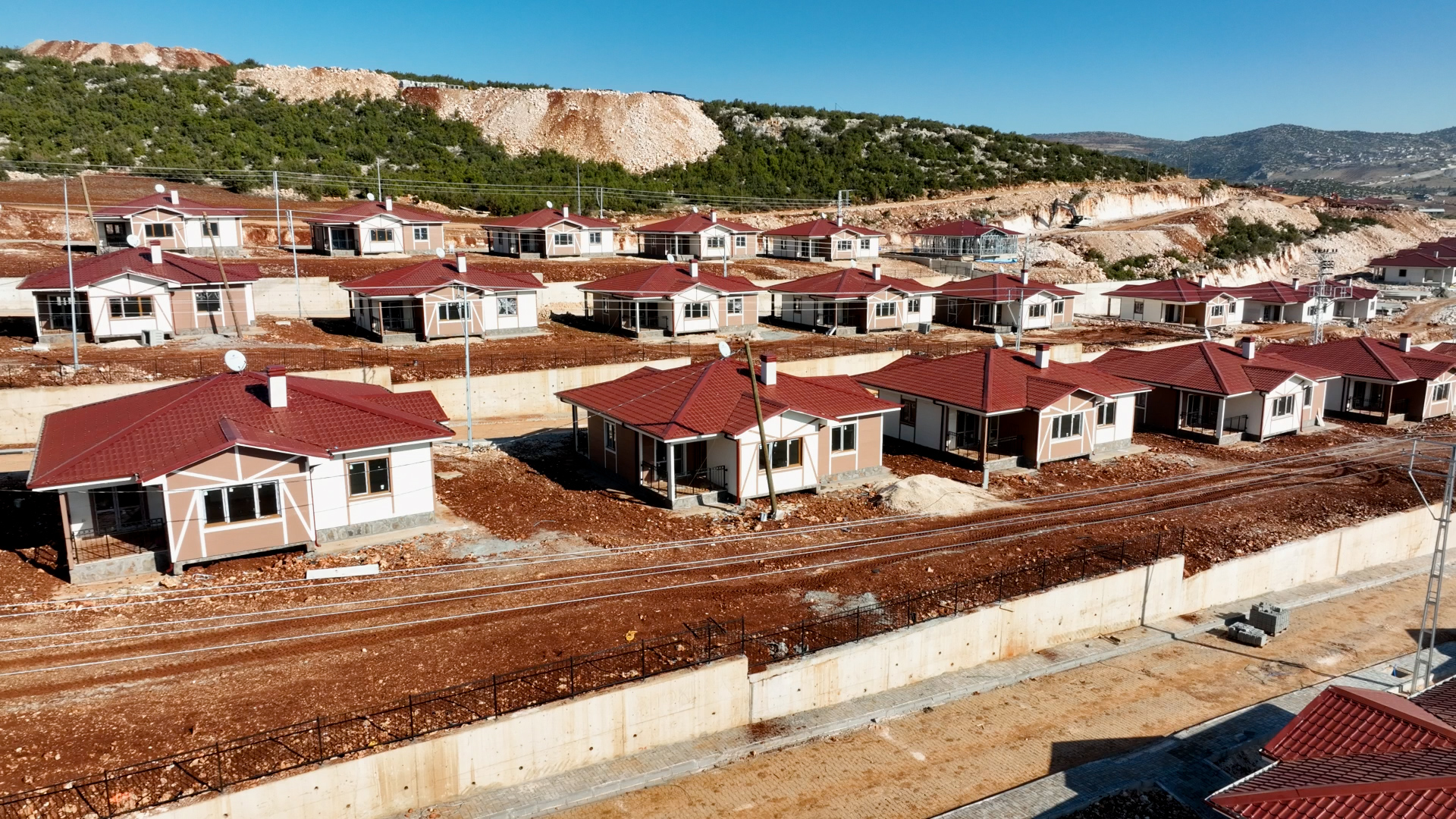 DEPREMDE YIKILAN YA DA HASAR GÖREN KÖY EVLERİNE PARSEL KOLAYLIĞI SAĞLANACAK