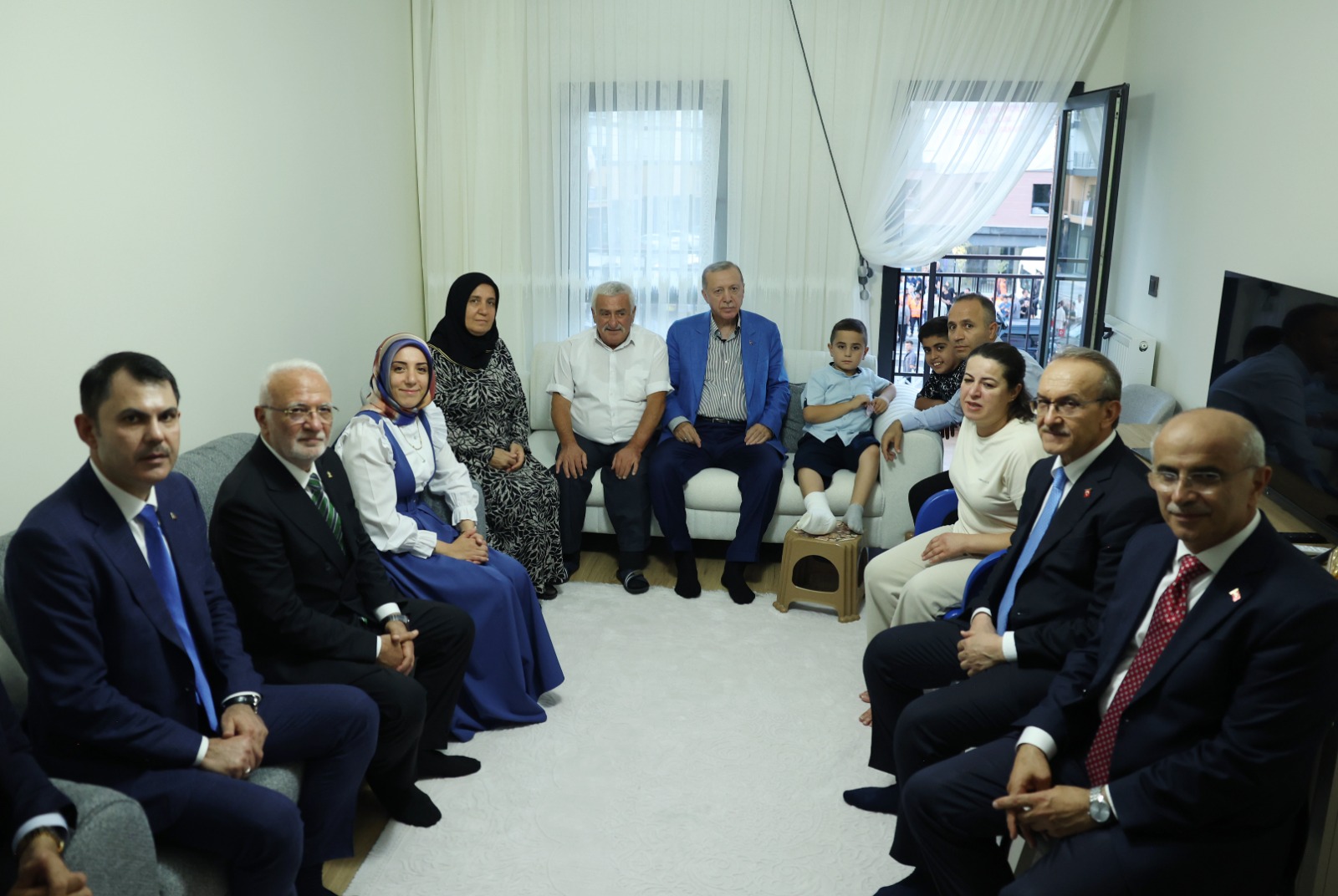 DEPREMZEDE AİLEYE YENİ EV ZİYARETİ